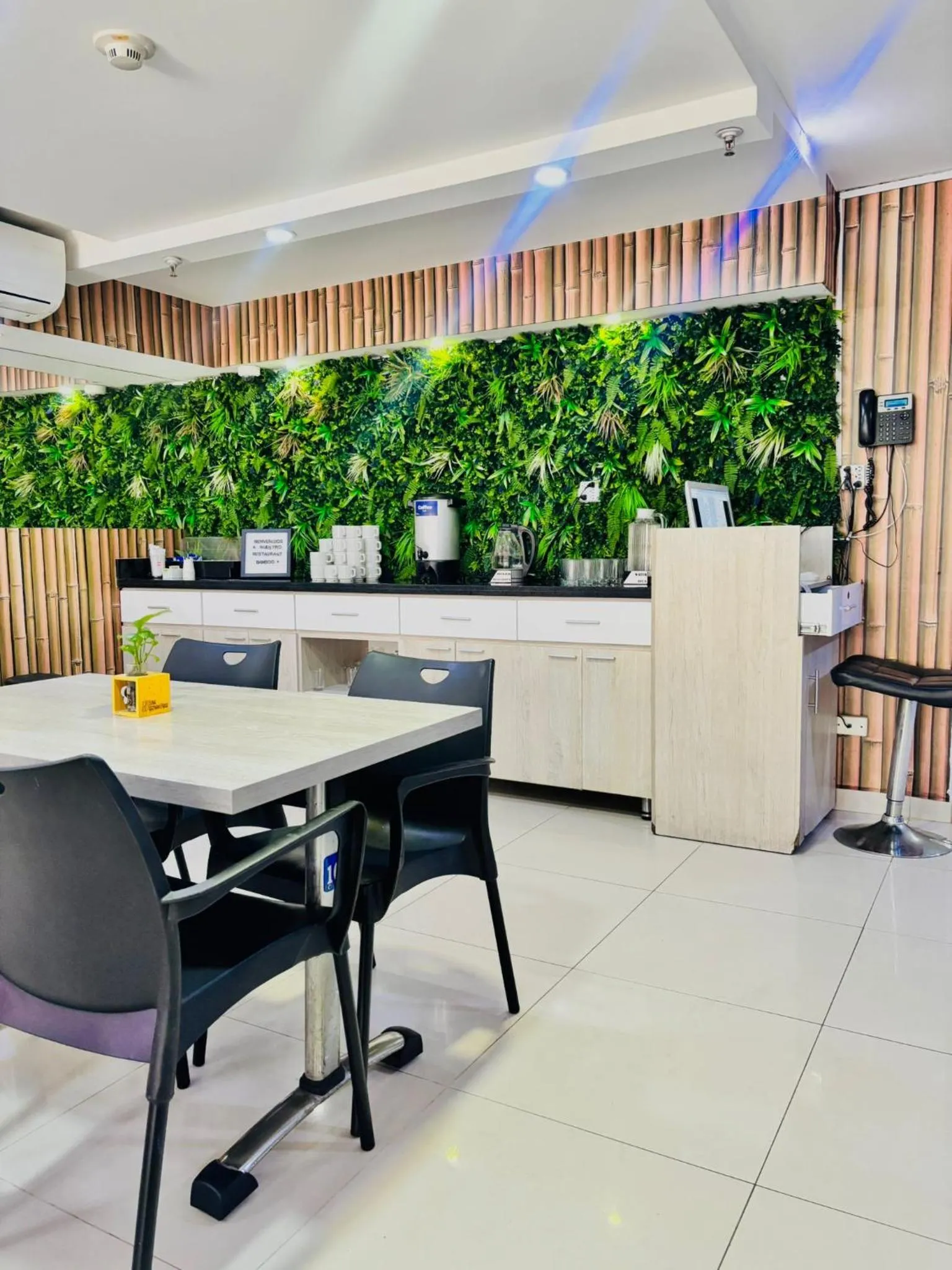 Restaurant/places to eat in Hotel Laureles Plaza