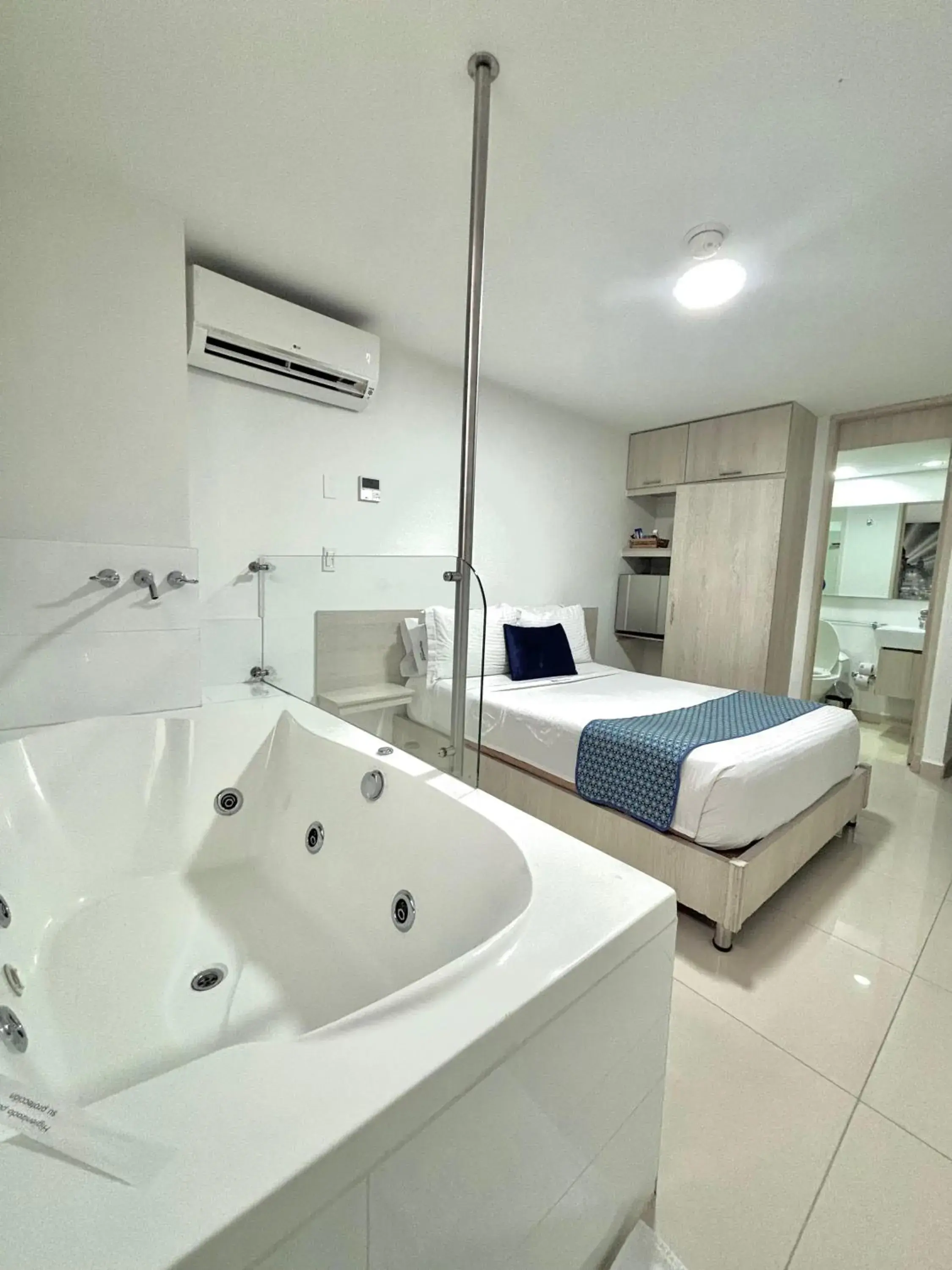 Suite with Hot Tub in Hotel Laureles Plaza Suite with Hot Tub in Hotel Laureles Plaza