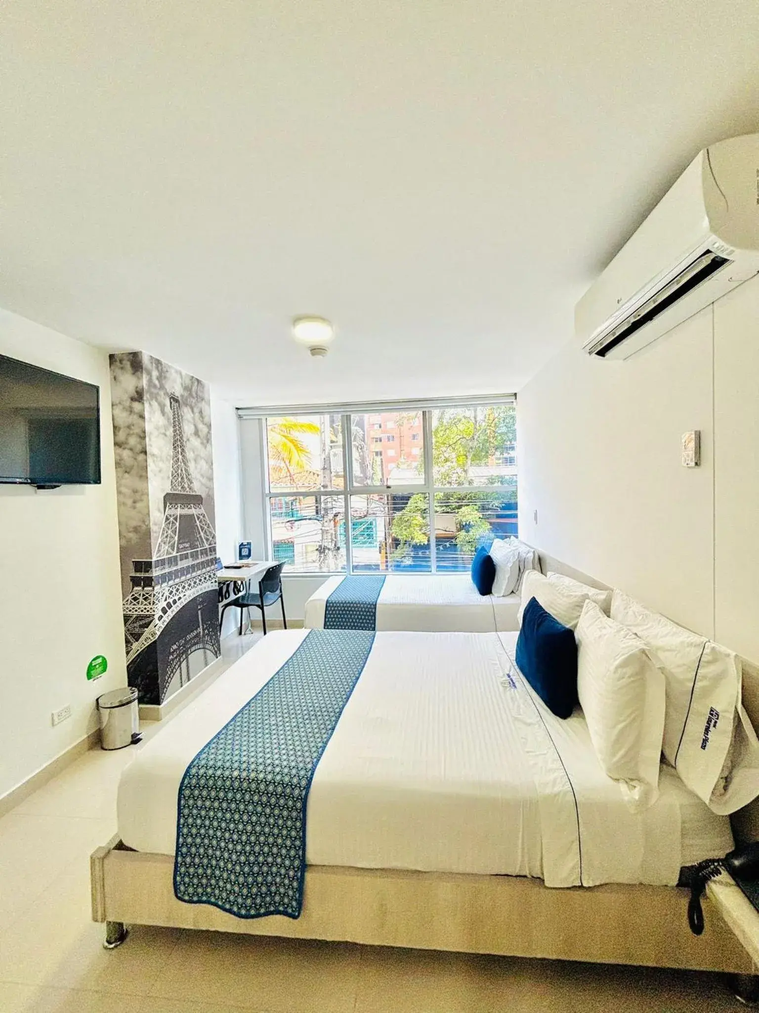 Family Room in Hotel Laureles Plaza Family Room in Hotel Laureles Plaza