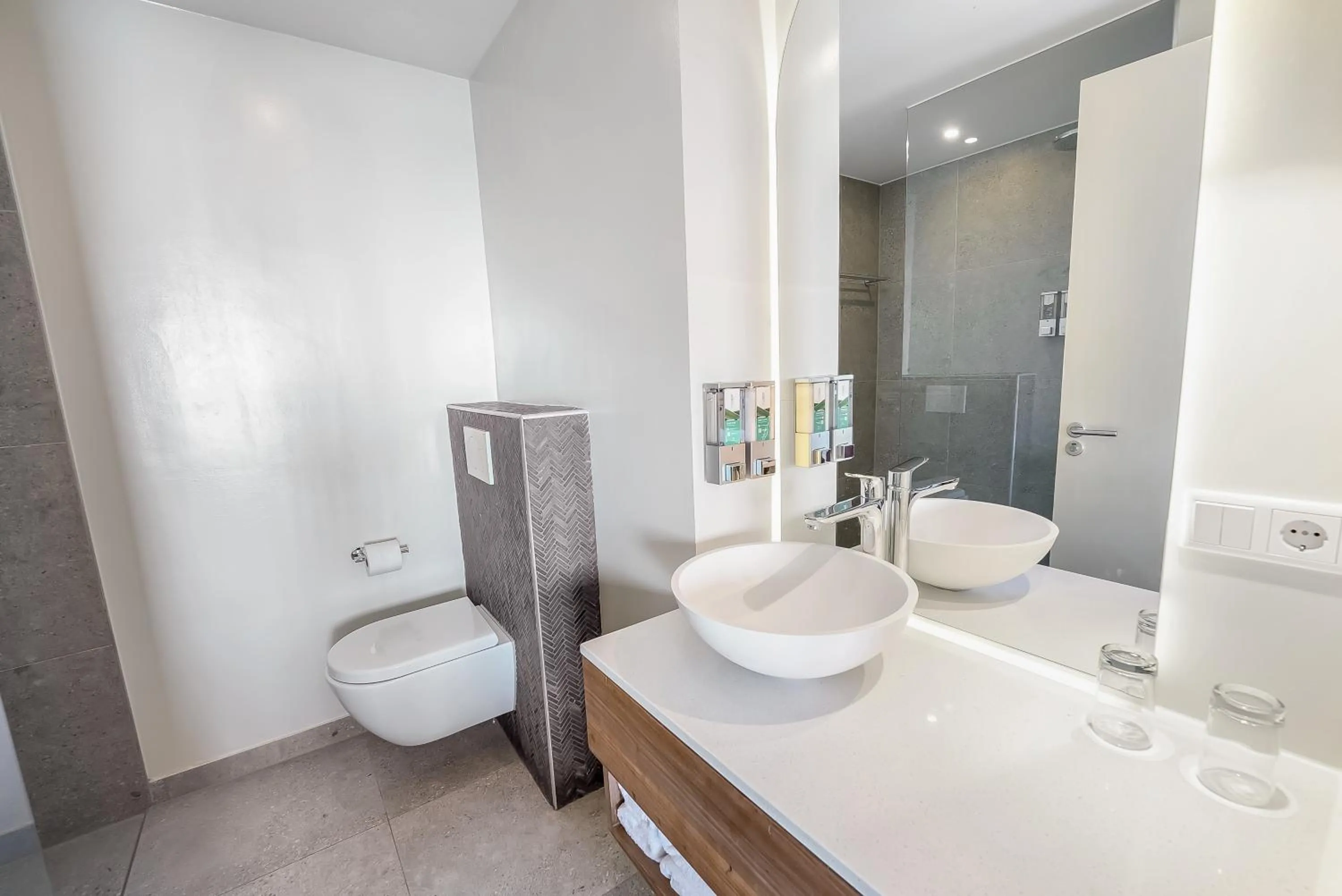 Shower in LionsDive Beach Resort