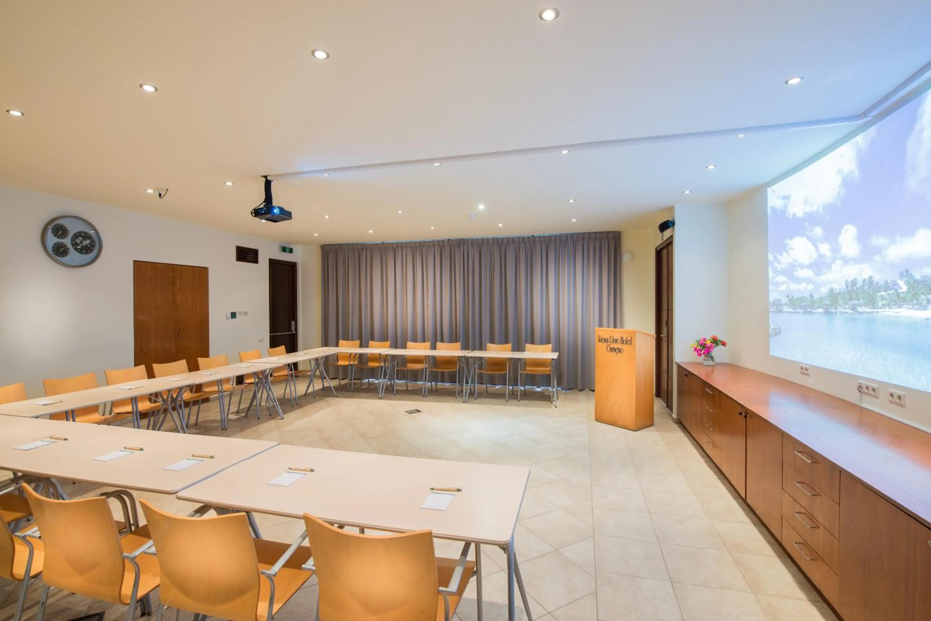 Meeting/conference room in LionsDive Beach Resort