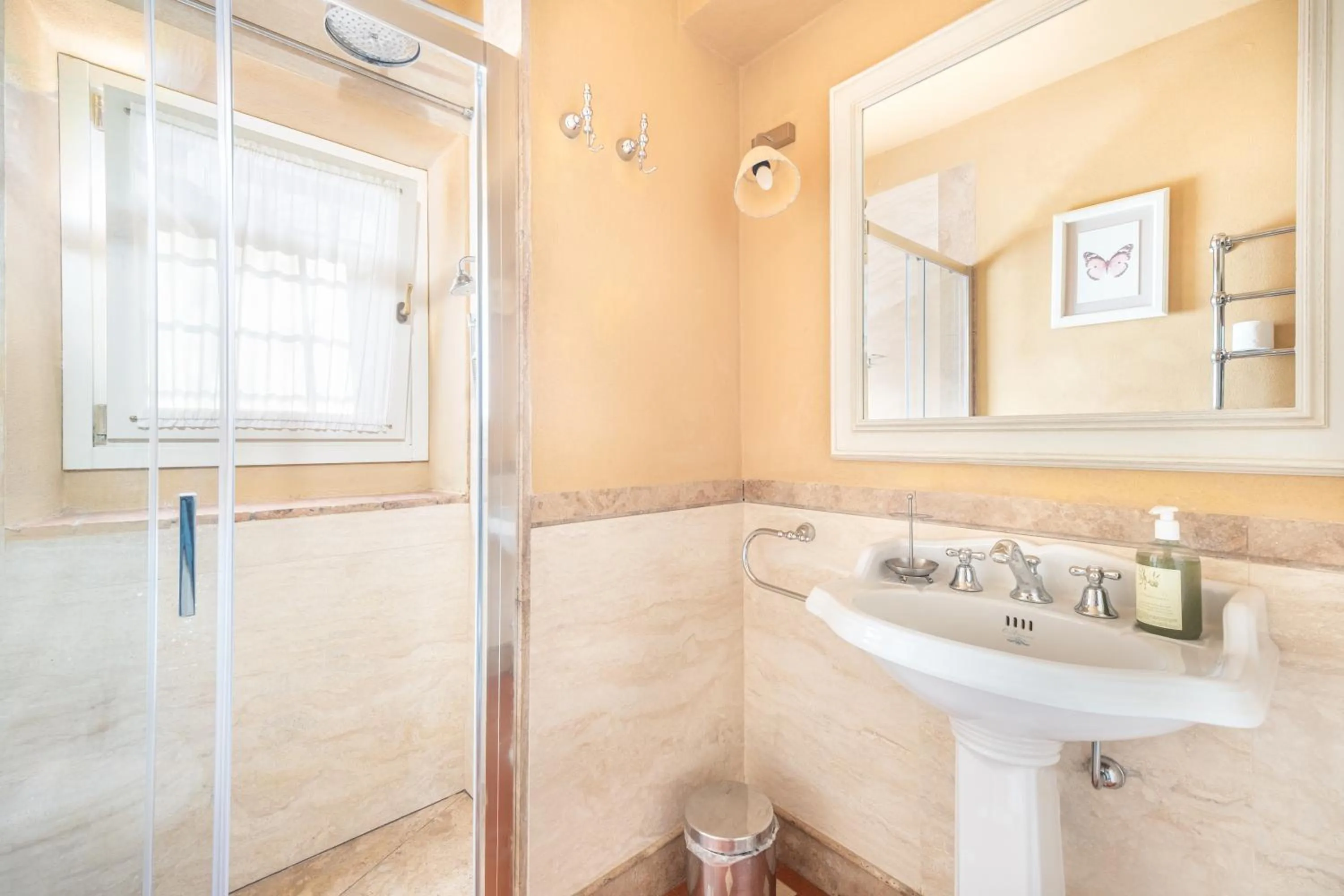 Shower in B&B Borgo di Pratavecchie