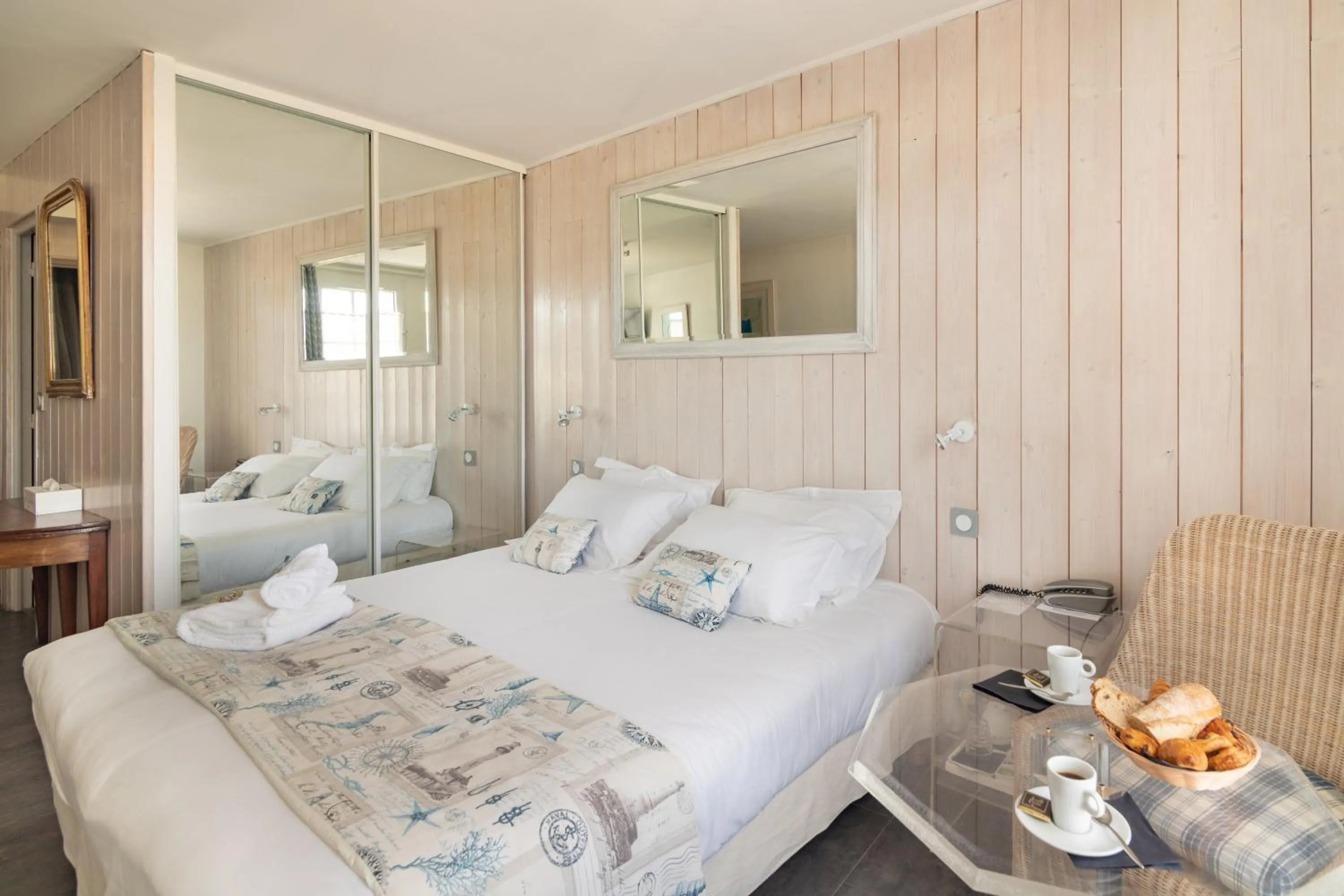 Photo of the whole room, Bed in Le Clos Du GALION - Ile de Ré