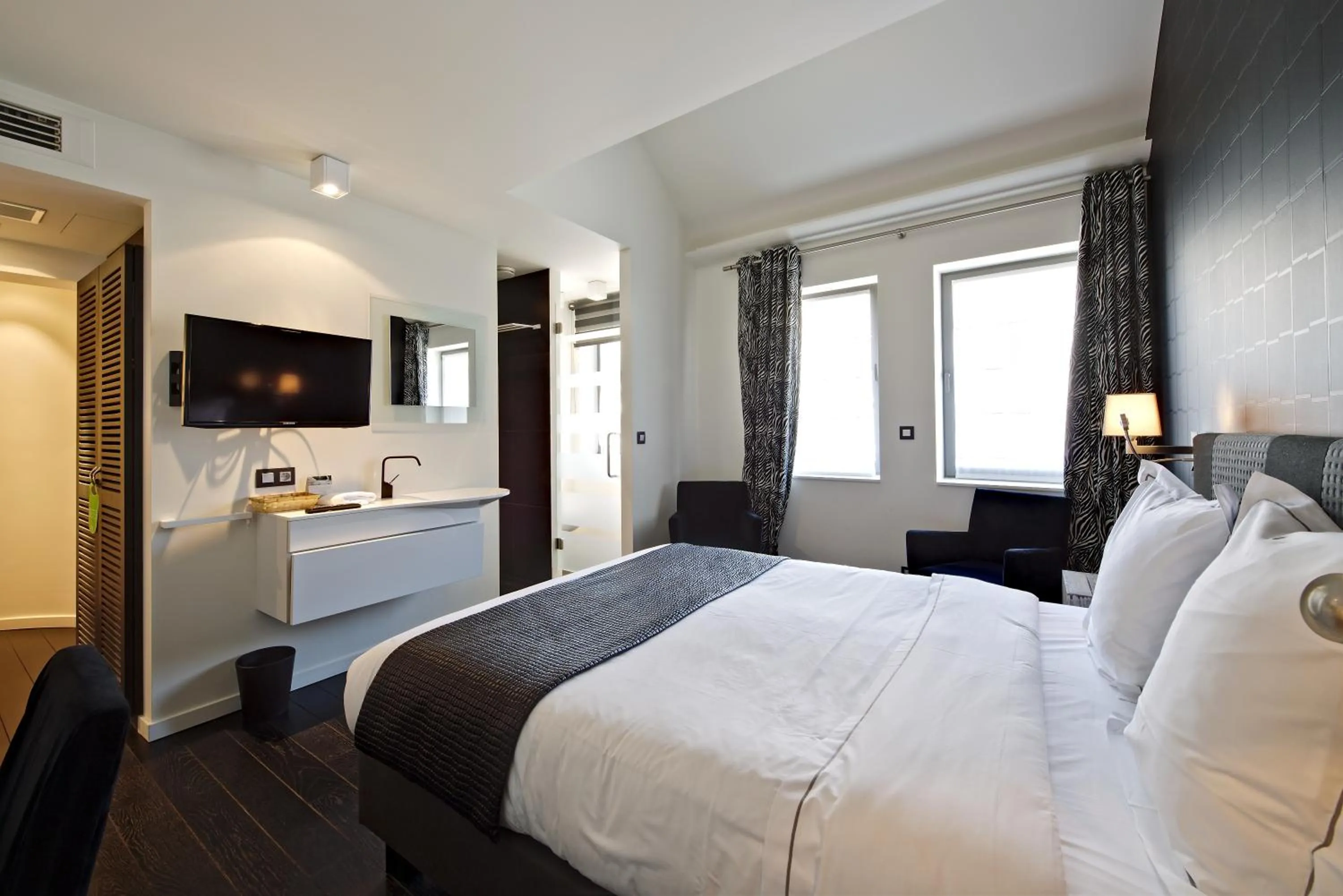 Photo of the whole room, Bed in Hotel Saint-Amour