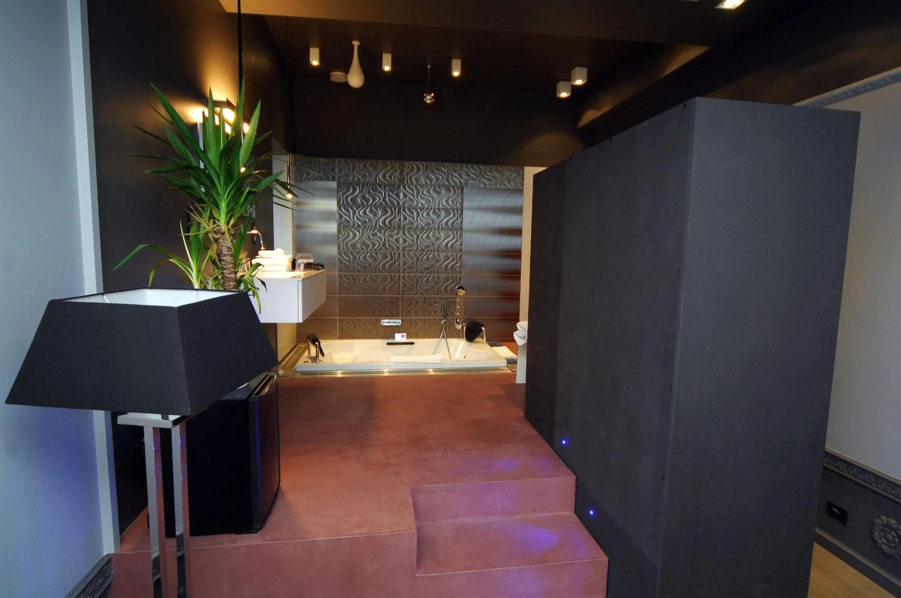 Deluxe Suite with Spa Bath in Hotel Saint-Amour