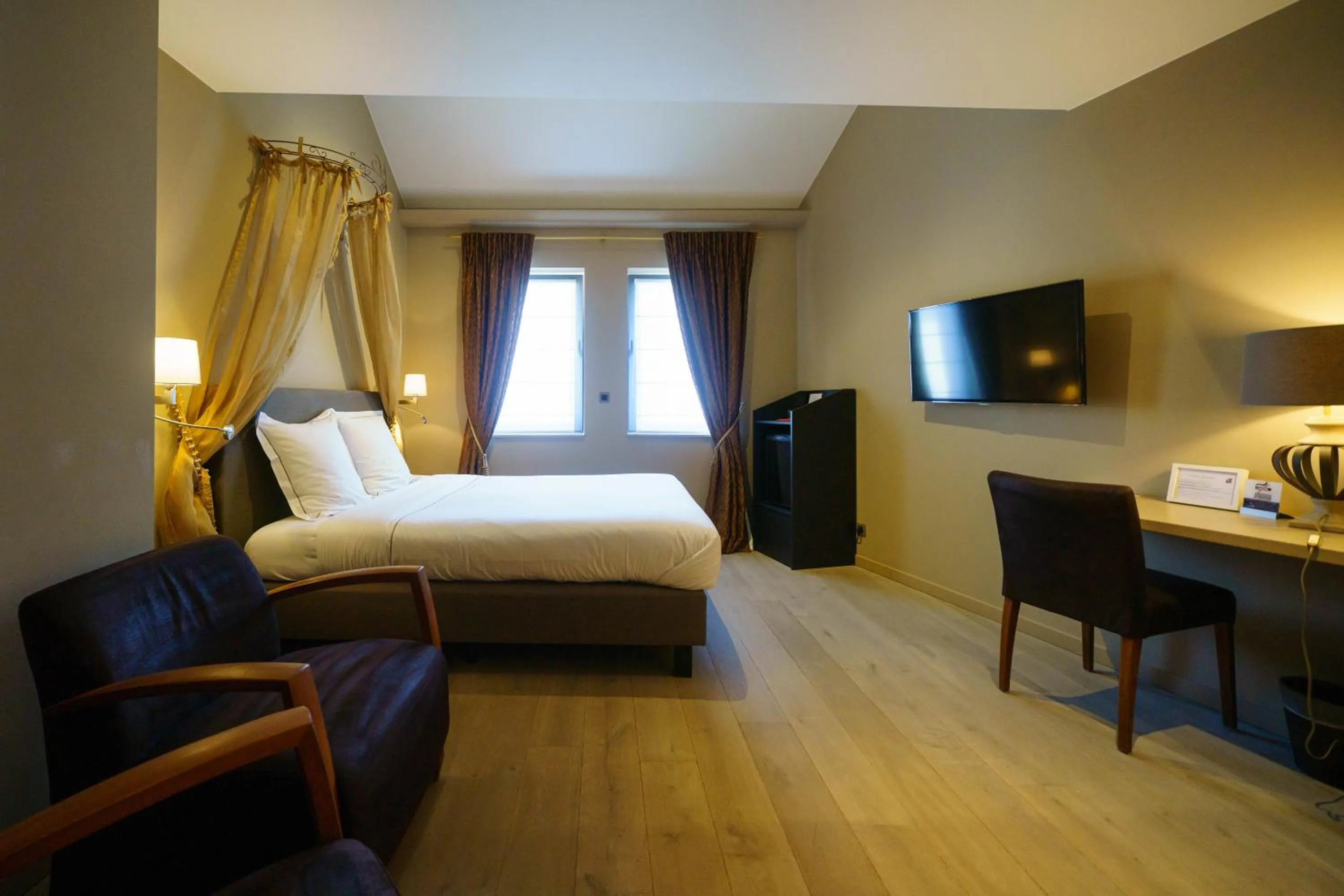 Photo of the whole room, Bed in Hotel Saint-Amour
