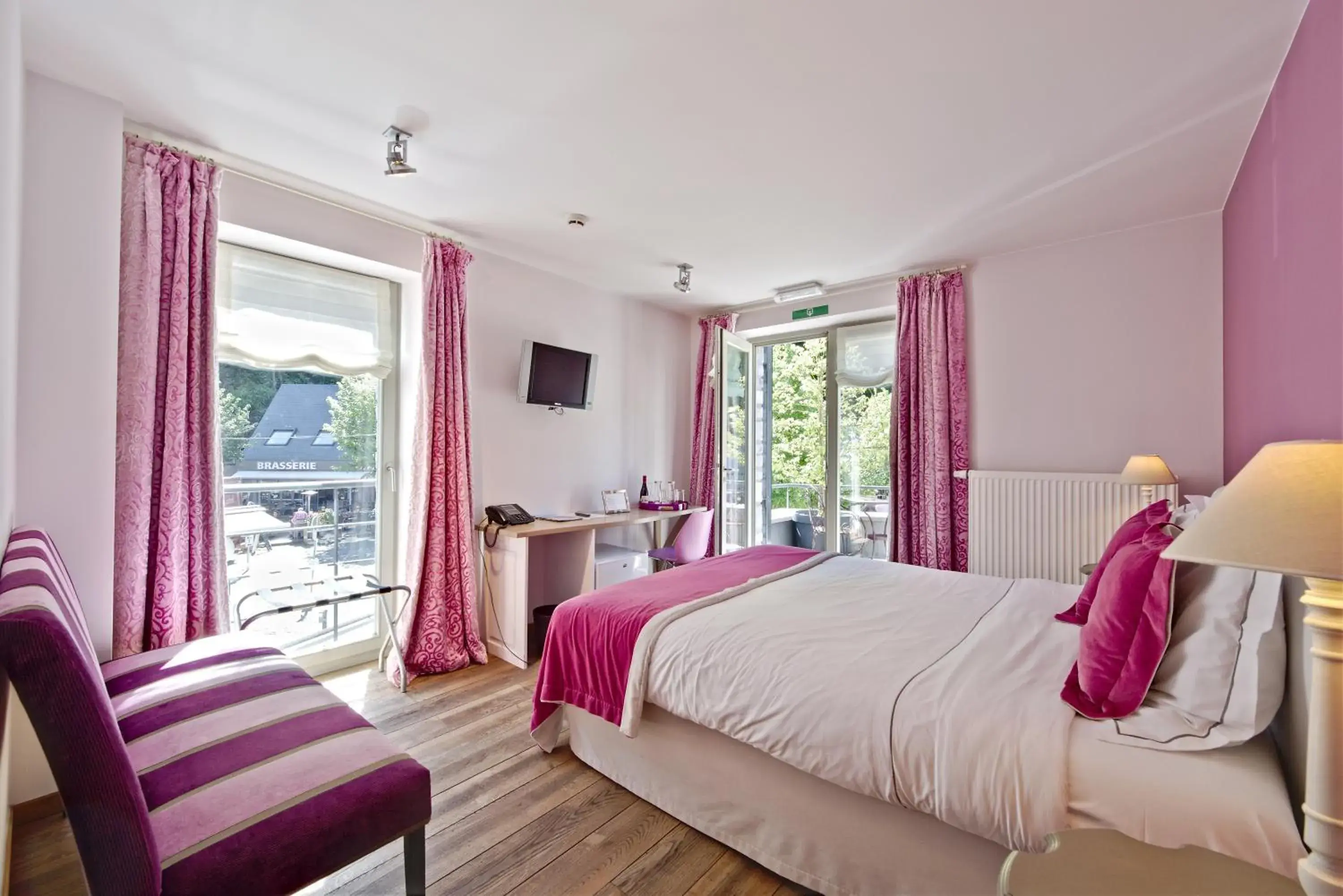 Standard Double Room with Shower in Hotel Saint-Amour Standard Double Room with Shower in Hotel Saint-Amour