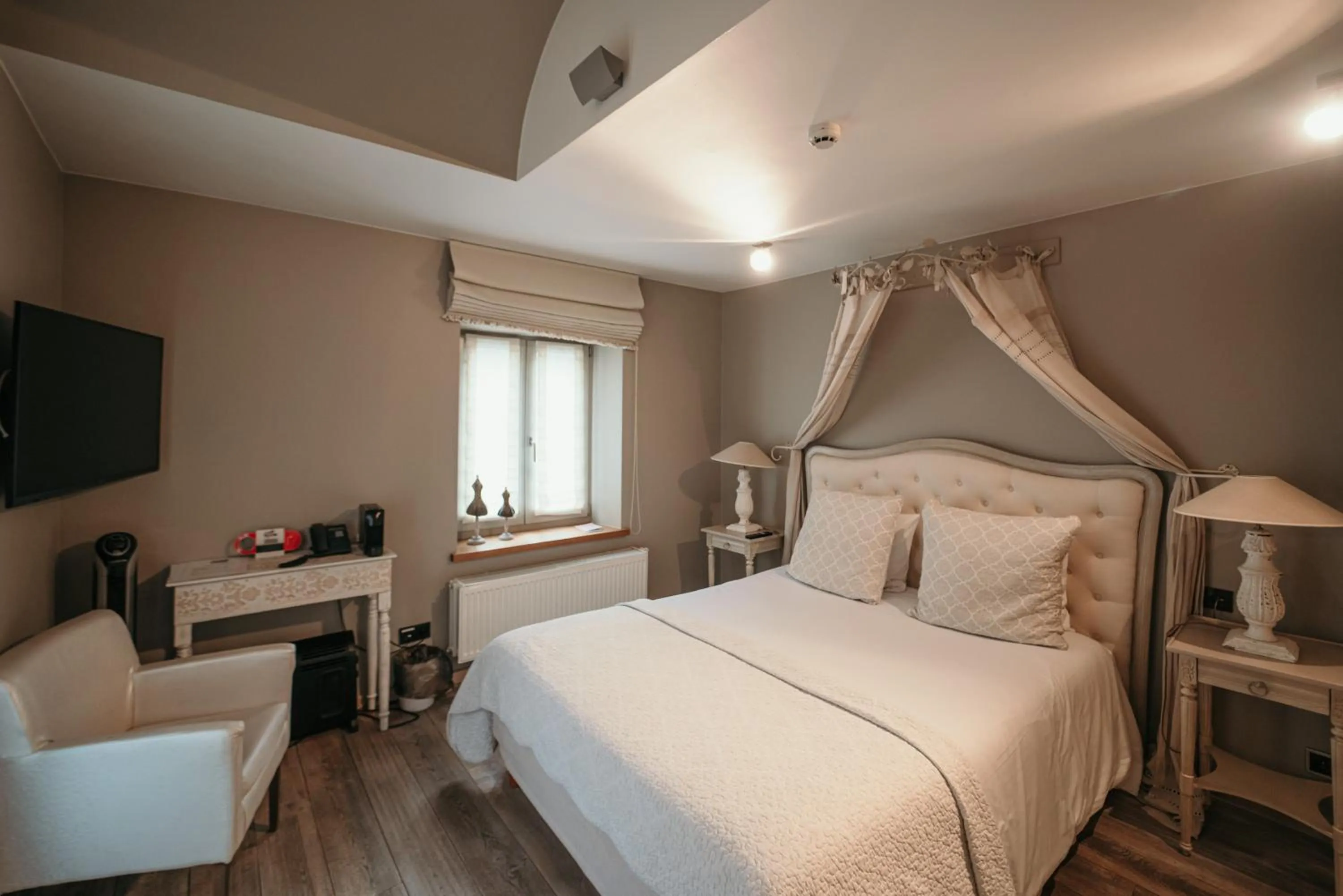 Bed in Hotel Saint-Amour