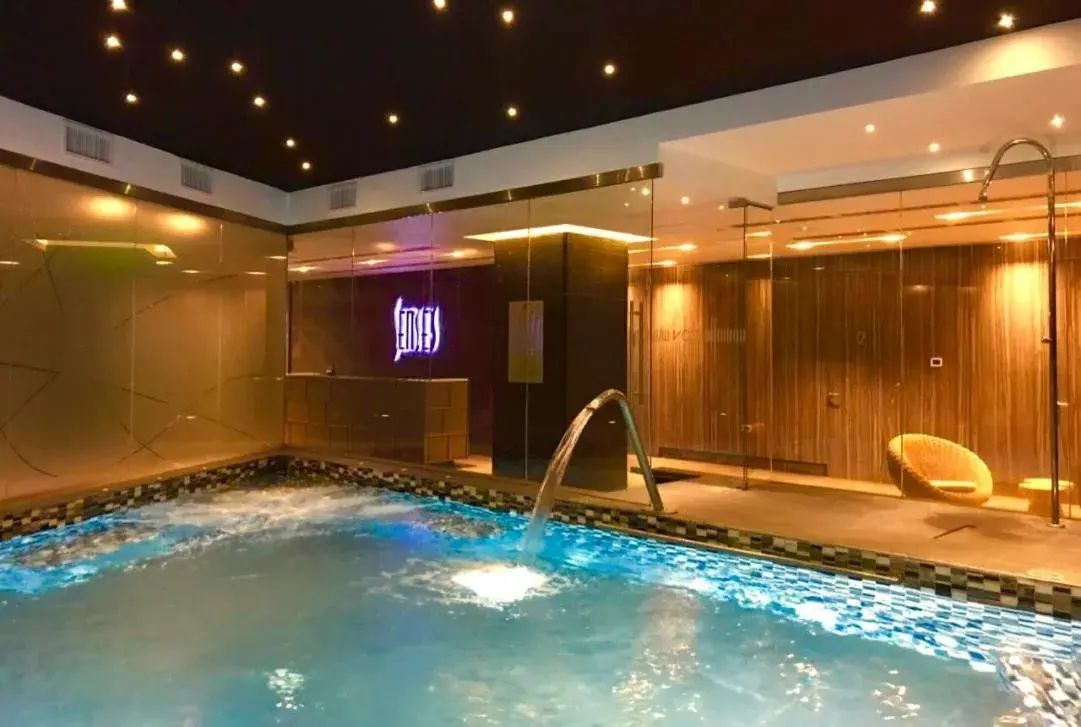 Swimming pool in Icon Hotel Swimming pool in Icon Hotel