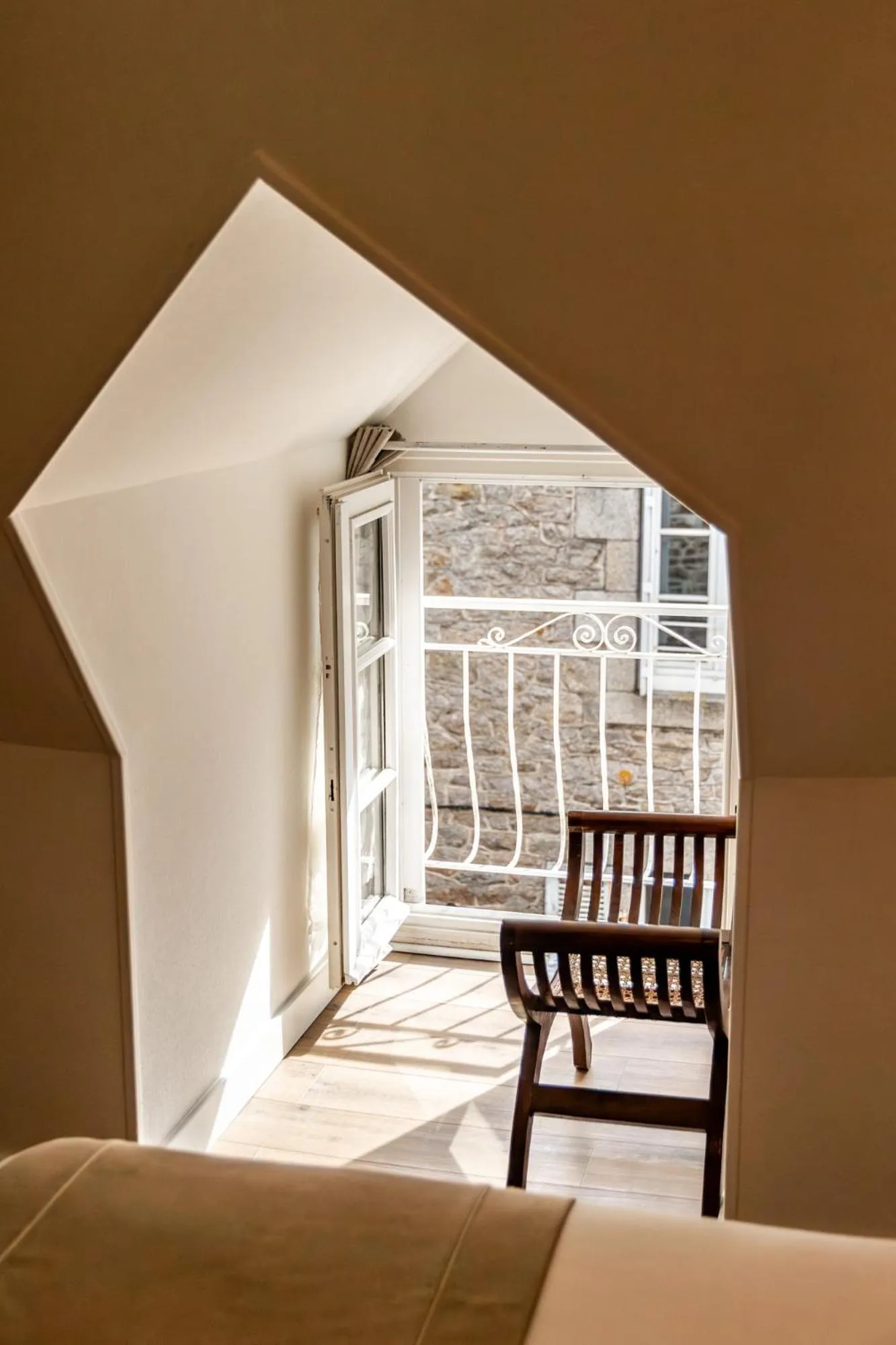 Bedroom, Bed in Demeures & Châteaux - Hôtel de la porte Saint-Malo - DINAN