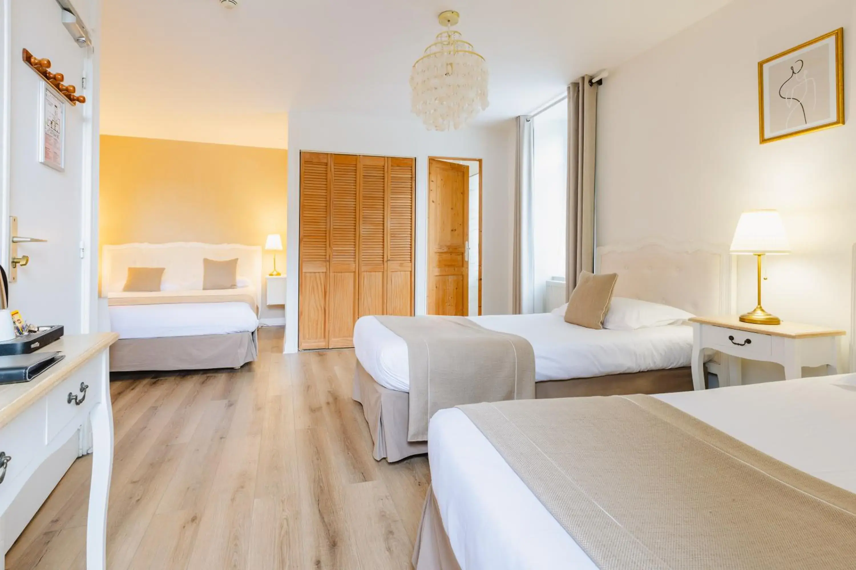 Quadruple Room in Demeures & Châteaux - Hôtel de la porte Saint-Malo - DINAN Quadruple Room in Demeures & Châteaux - Hôtel de la porte Saint-Malo - DINAN