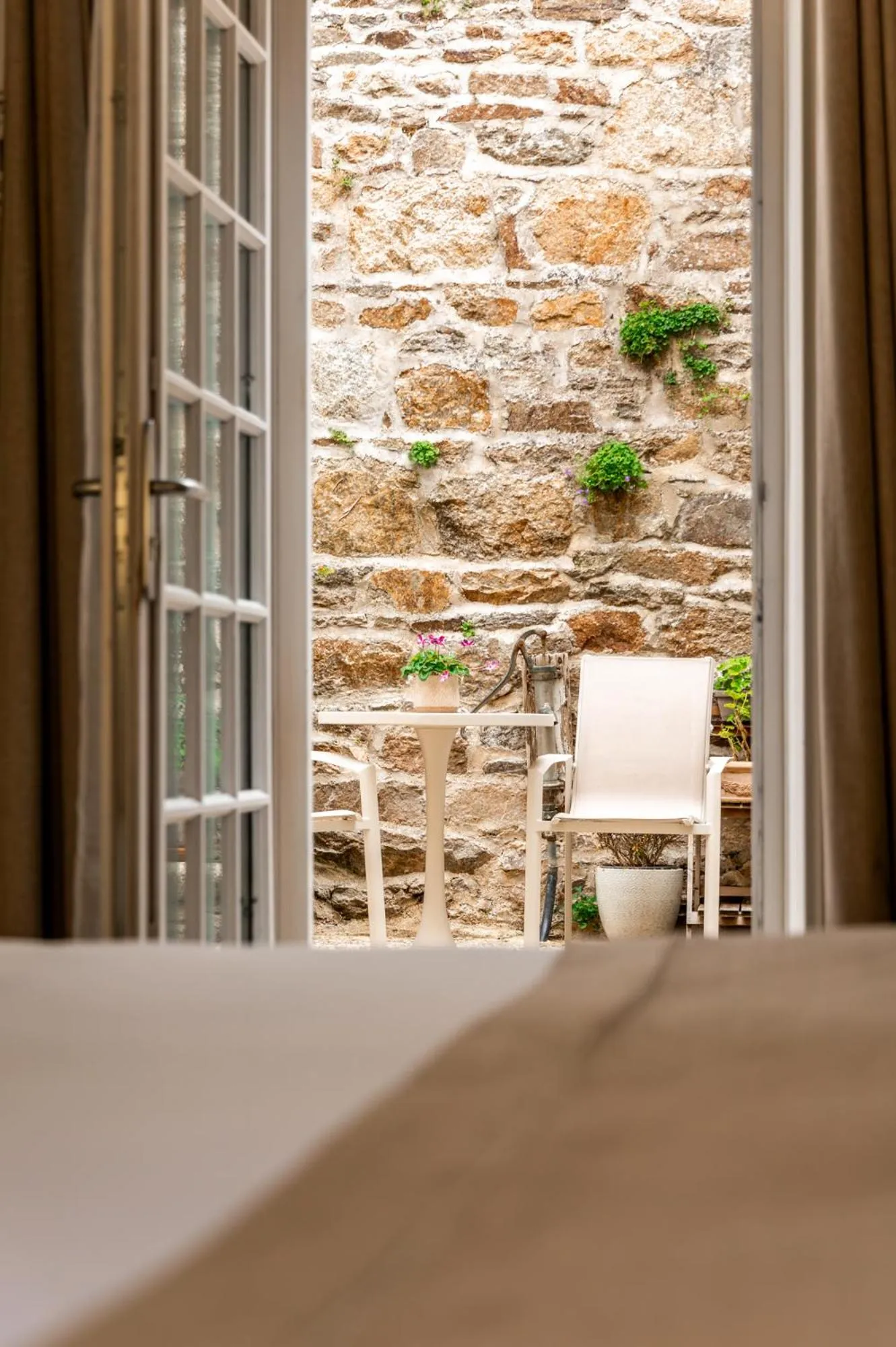 Garden view, Bed in Demeures & Châteaux - Hôtel de la porte Saint-Malo - DINAN