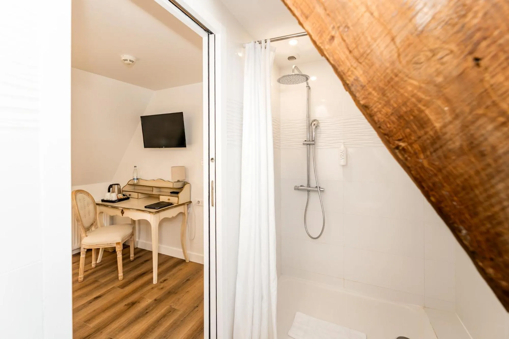 TV and multimedia in Demeures & Châteaux - Hôtel de la porte Saint-Malo - DINAN