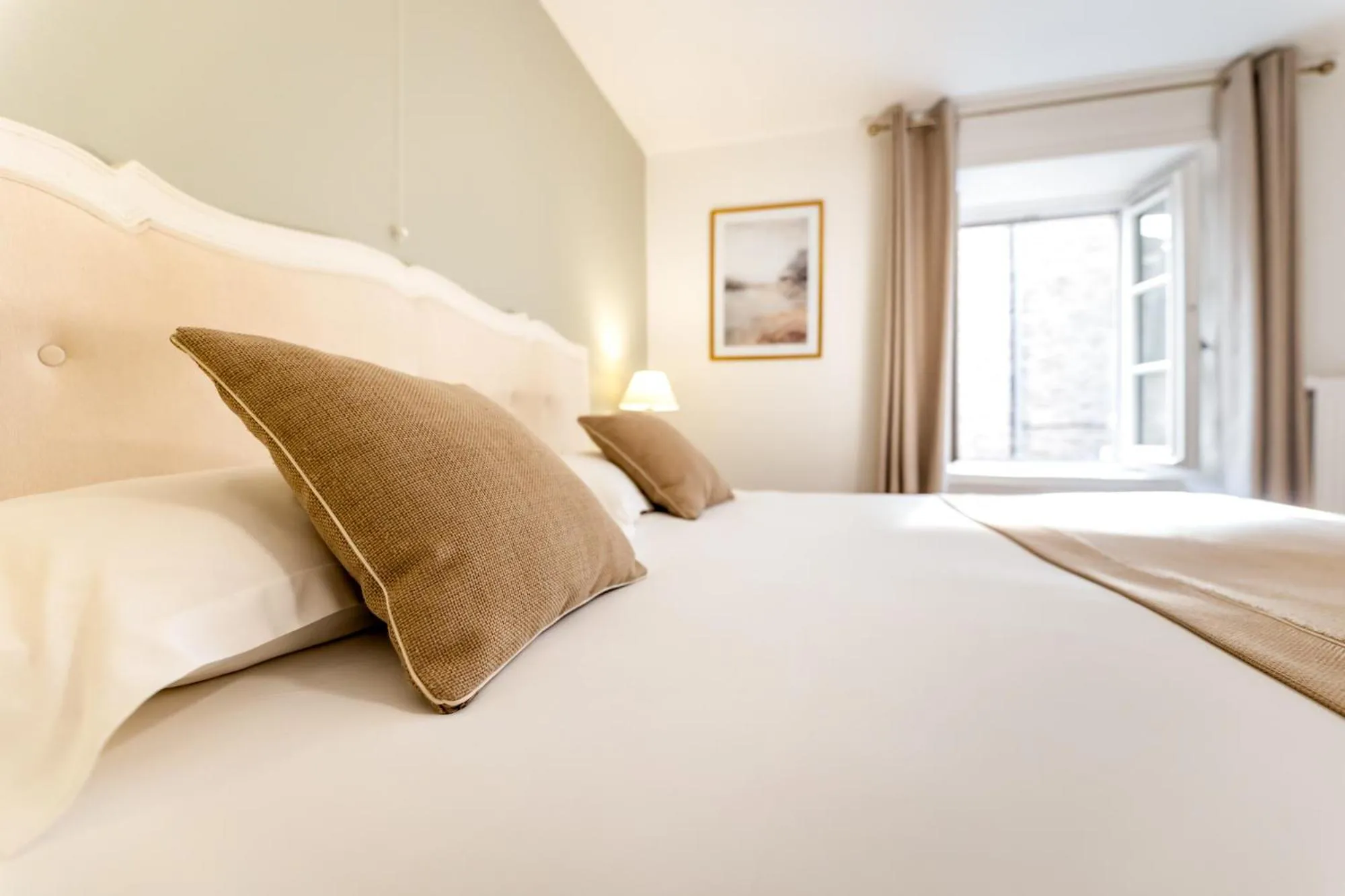 Decorative detail, Bed in Demeures & Châteaux - Hôtel de la porte Saint-Malo - DINAN