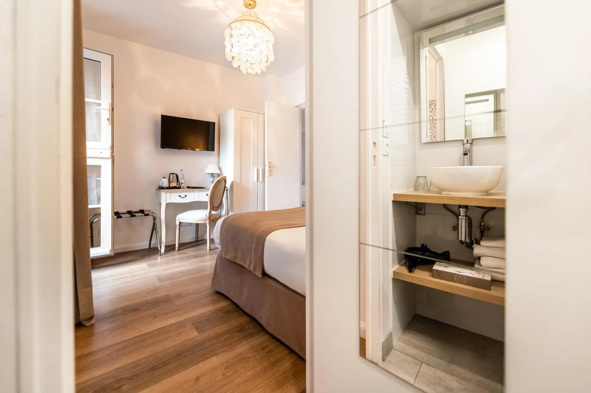 TV and multimedia in Demeures & Châteaux - Hôtel de la porte Saint-Malo - DINAN