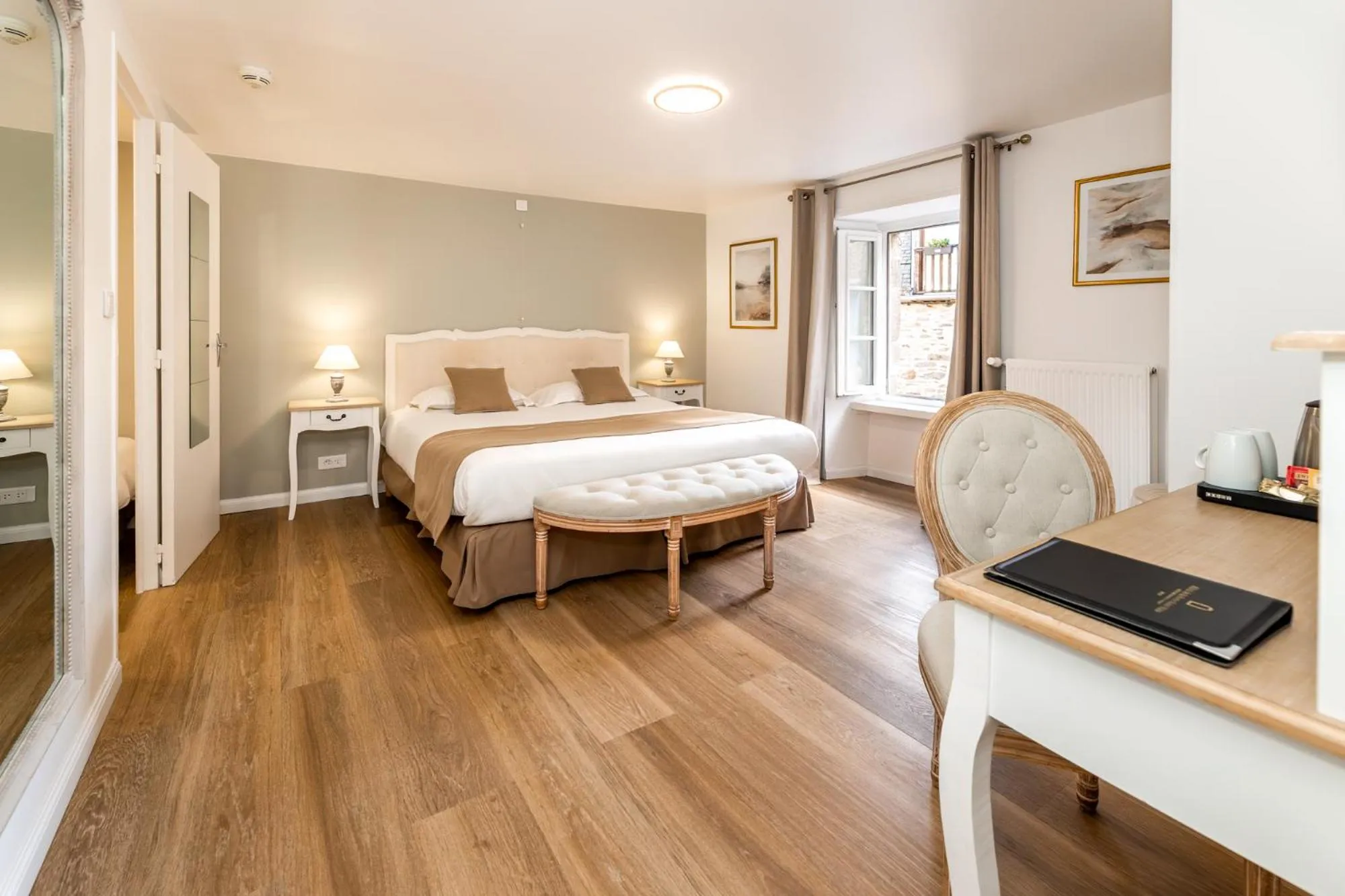 Photo of the whole room, Bed in Demeures & Châteaux - Hôtel de la porte Saint-Malo - DINAN