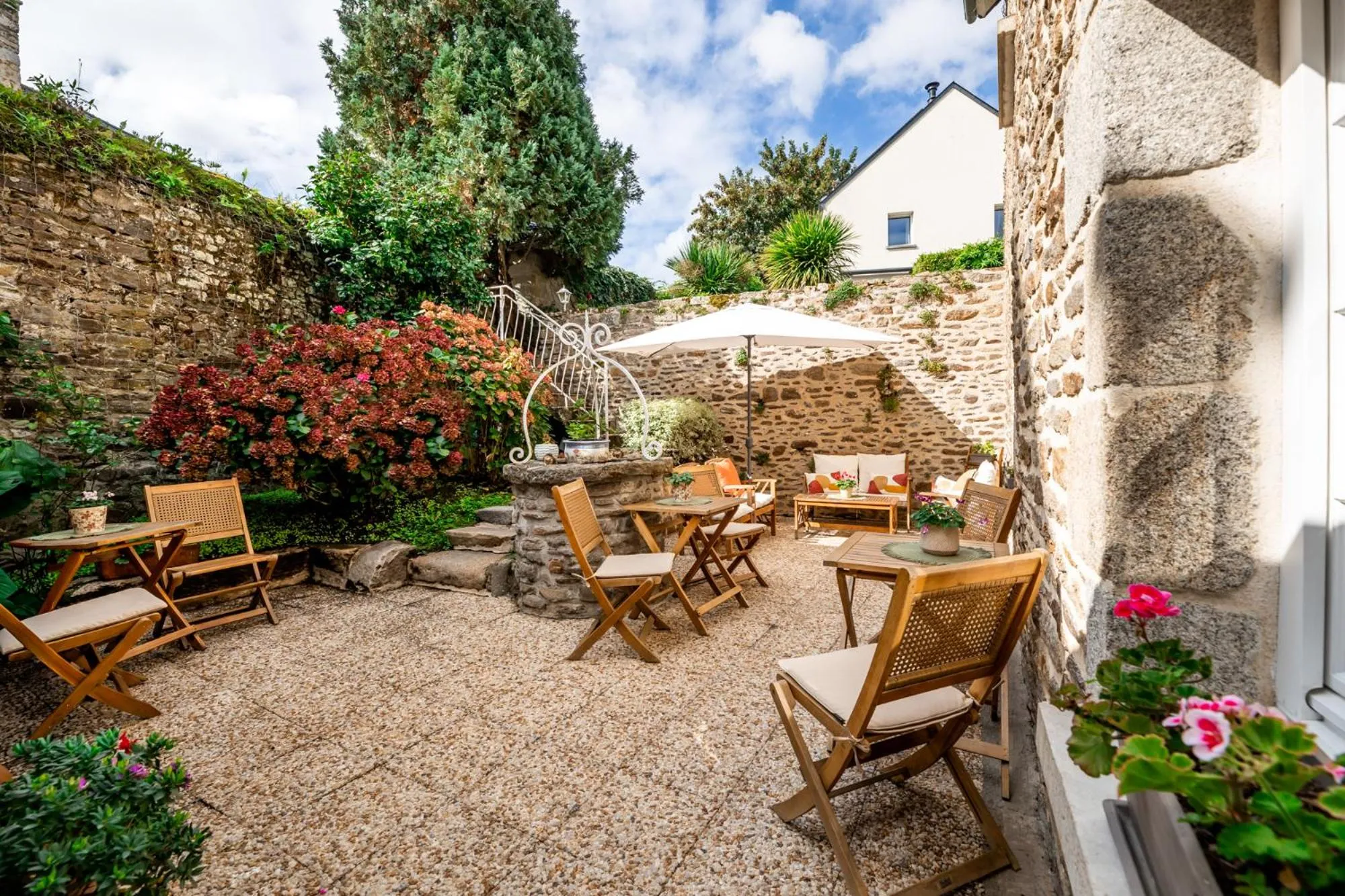 Patio in Demeures & Châteaux - Hôtel de la porte Saint-Malo - DINAN