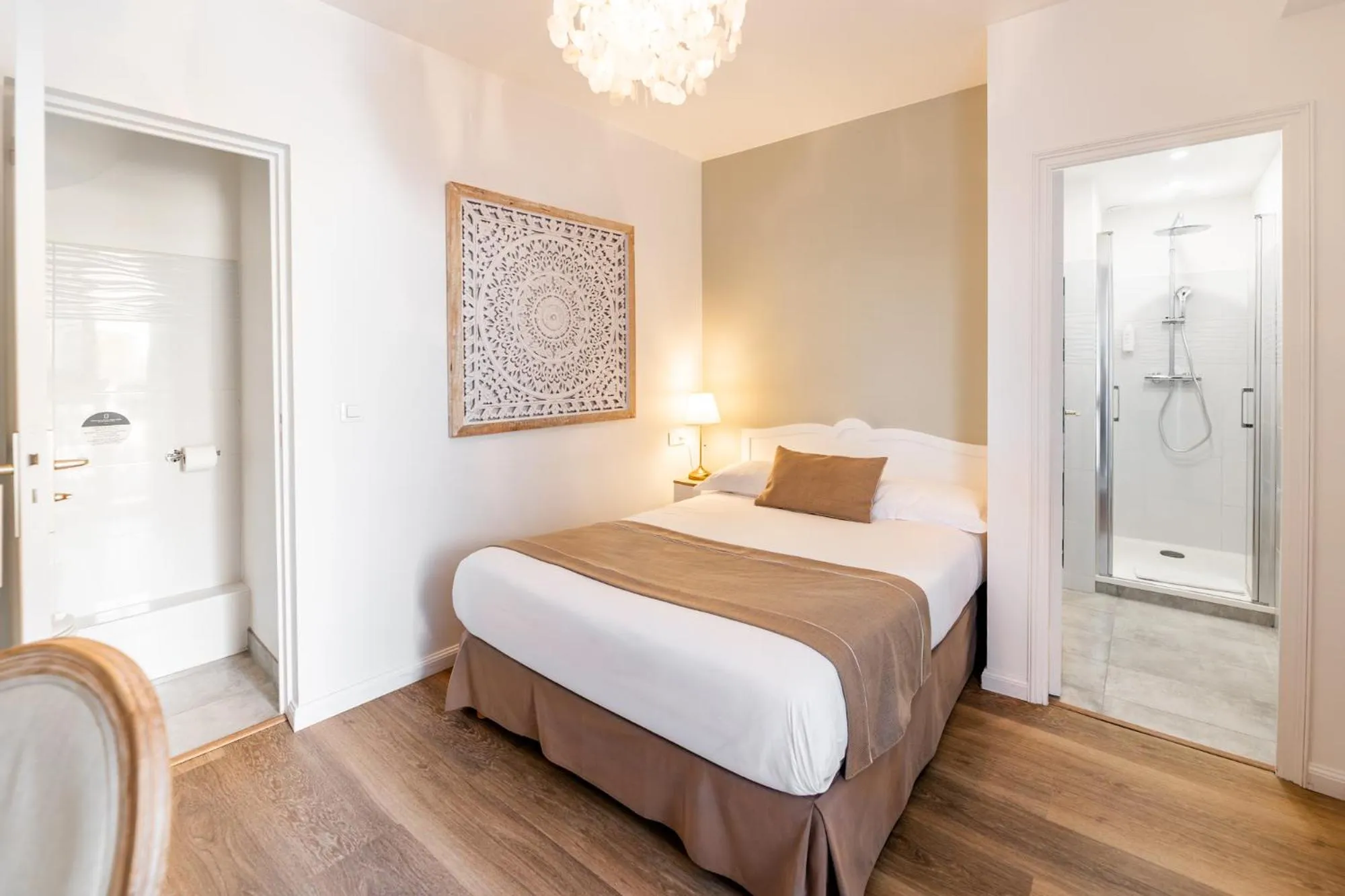 Shower, Bed in Demeures & Châteaux - Hôtel de la porte Saint-Malo - DINAN