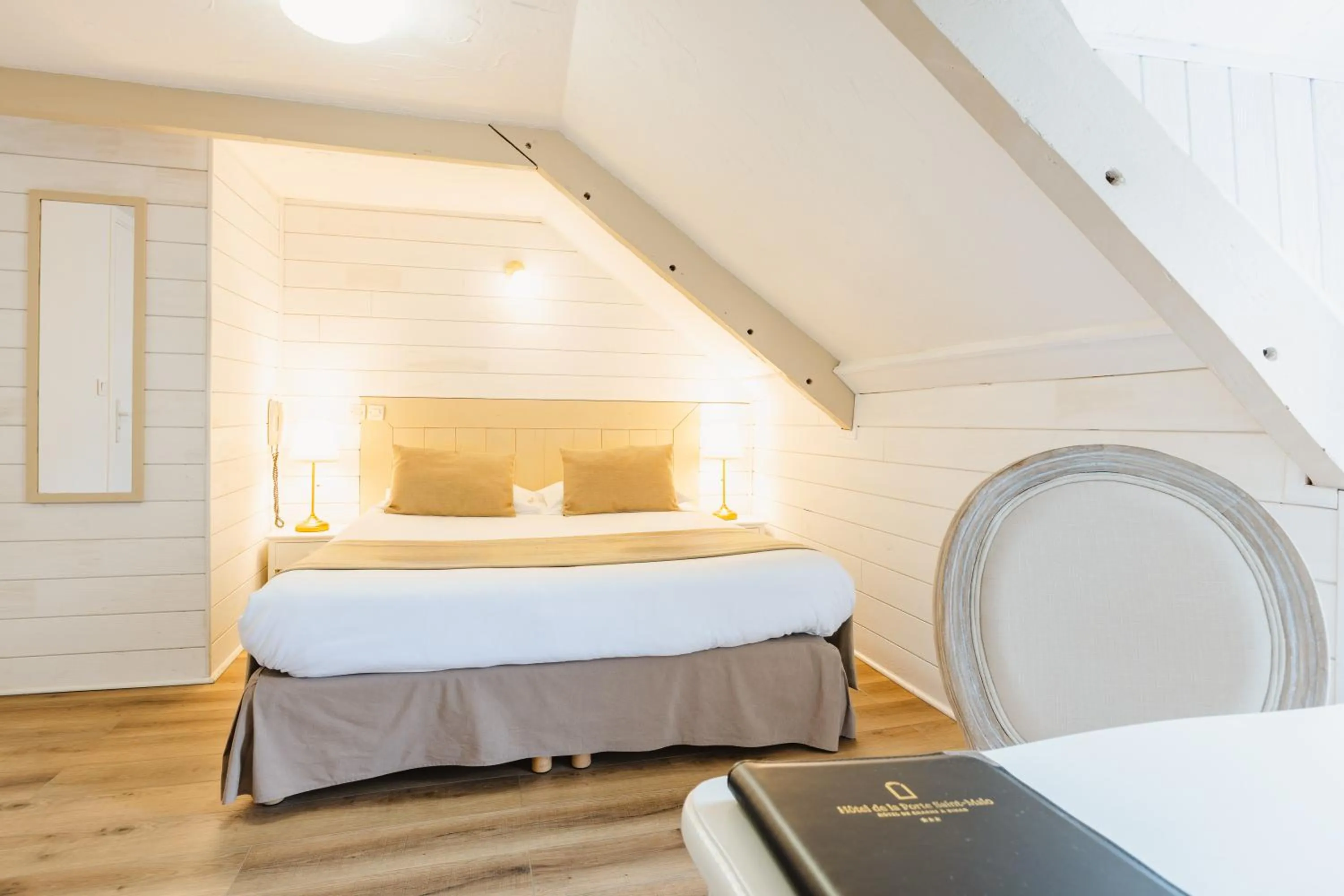 Bedroom, Bed in Demeures & Châteaux - Hôtel de la porte Saint-Malo - DINAN