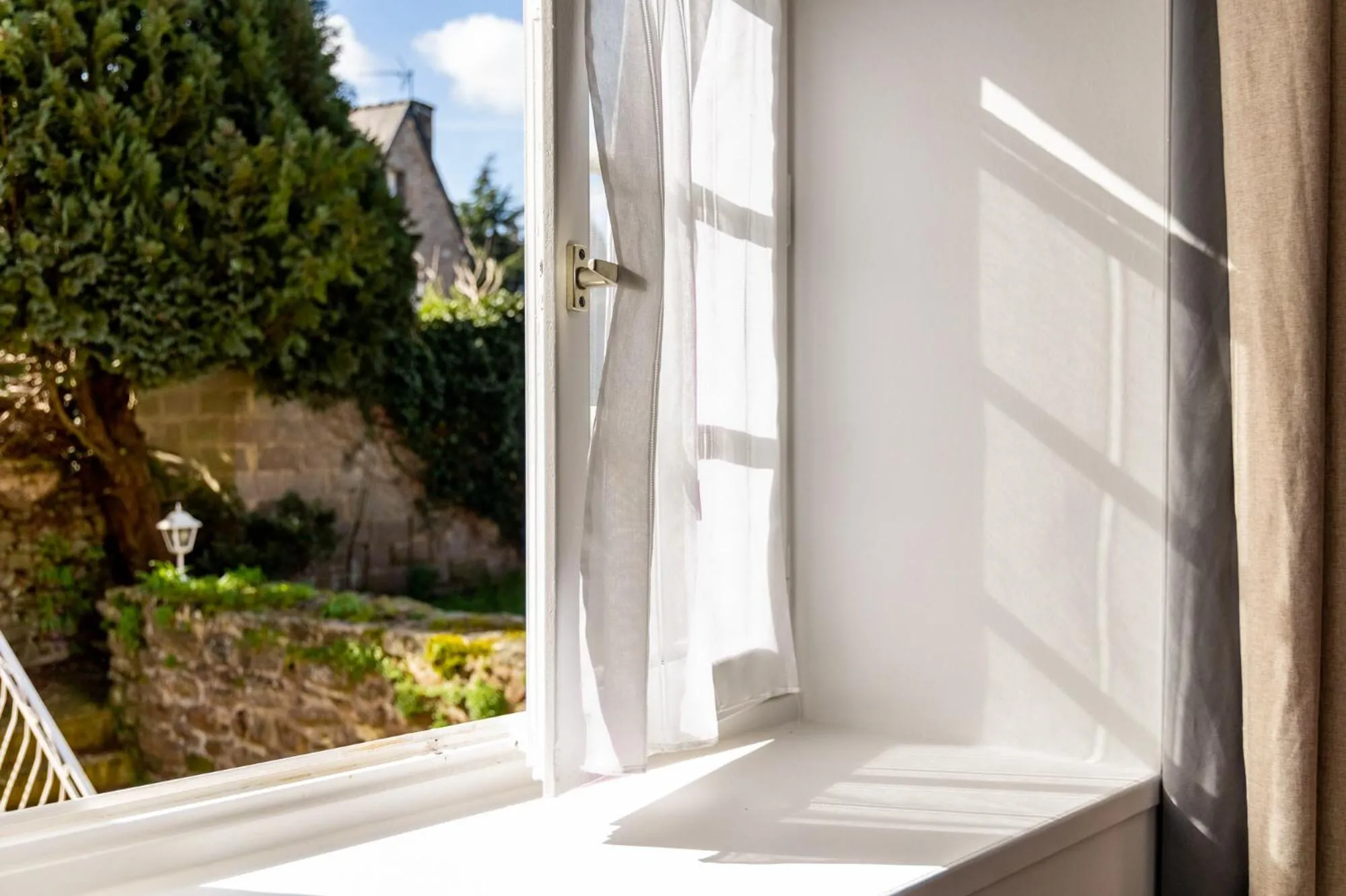 Garden view in Demeures & Châteaux - Hôtel de la porte Saint-Malo - DINAN
