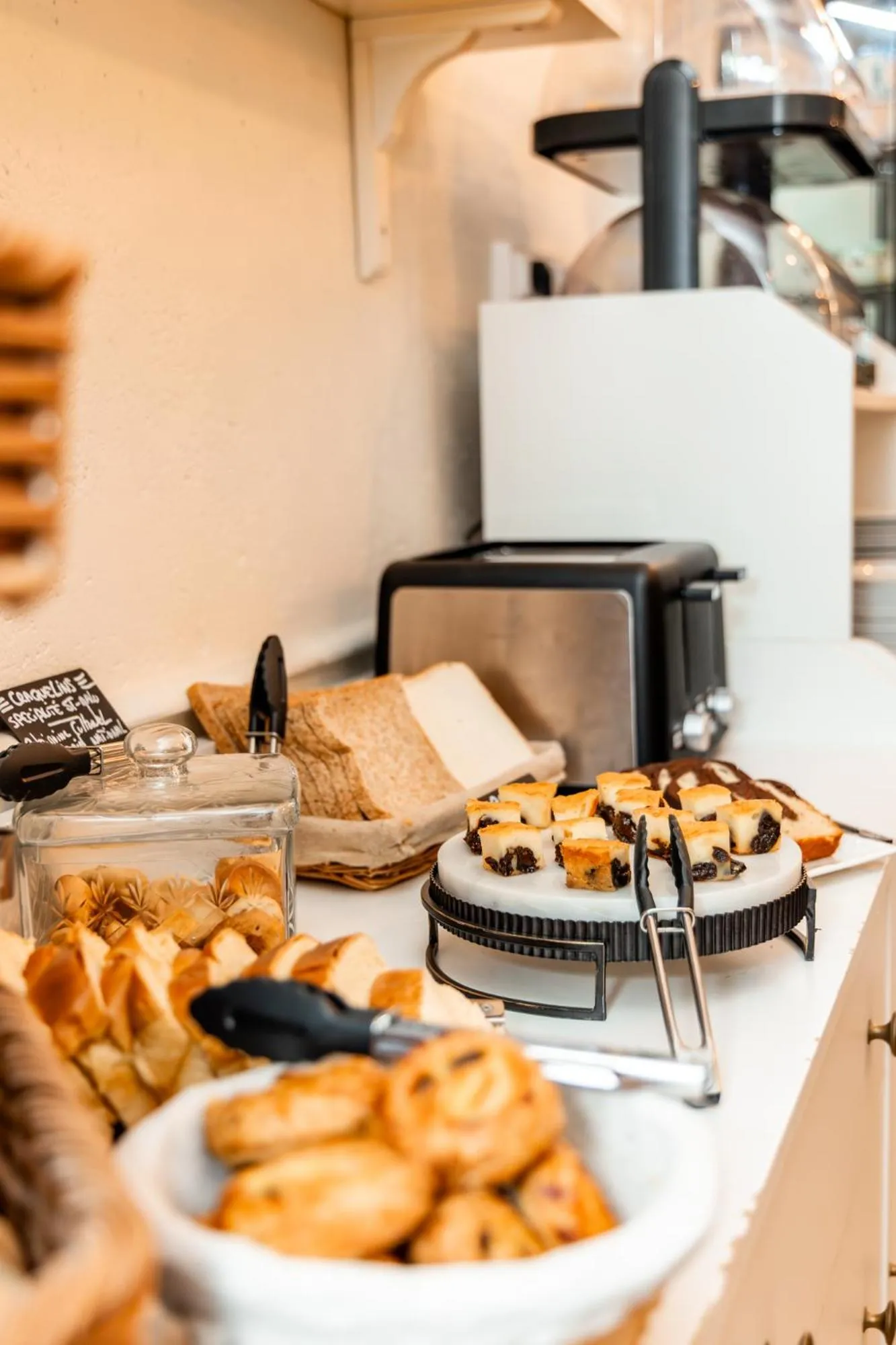 Breakfast in Demeures & Châteaux - Hôtel de la porte Saint-Malo - DINAN
