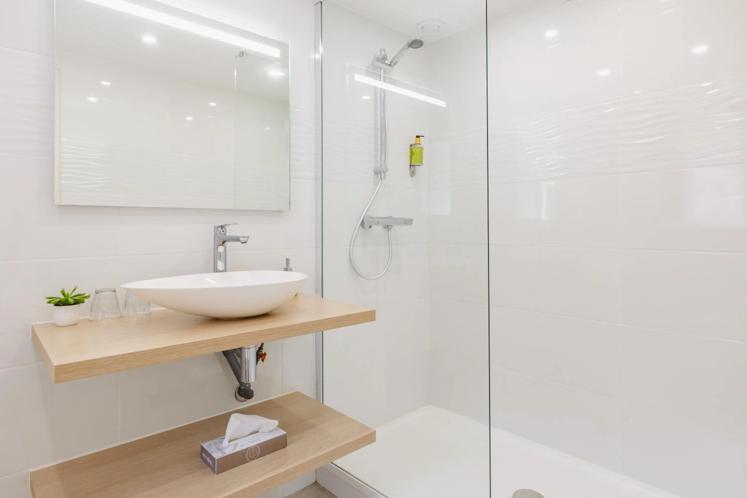 Shower in Demeures & Châteaux - Hôtel de la porte Saint-Malo - DINAN