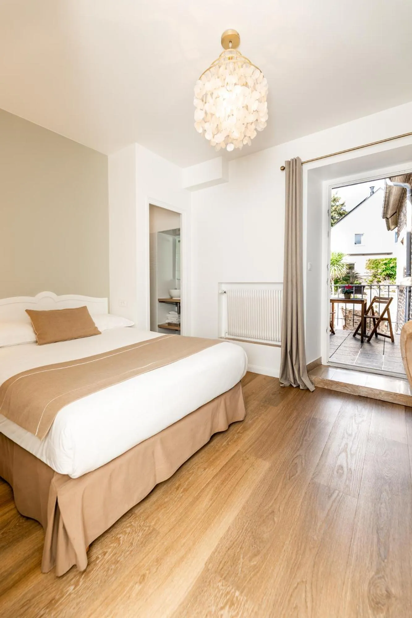 Balcony/Terrace, Bed in Demeures & Châteaux - Hôtel de la porte Saint-Malo - DINAN