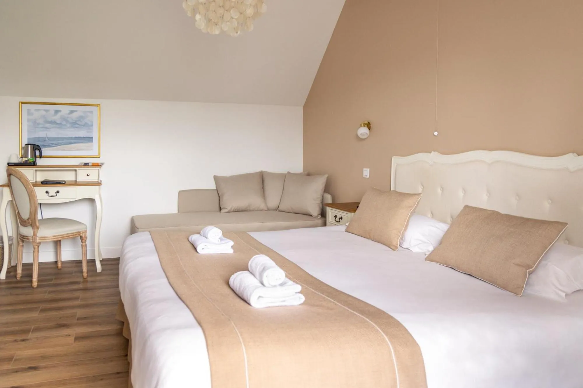 Decorative detail, Bed in Demeures & Châteaux - Hôtel de la porte Saint-Malo - DINAN