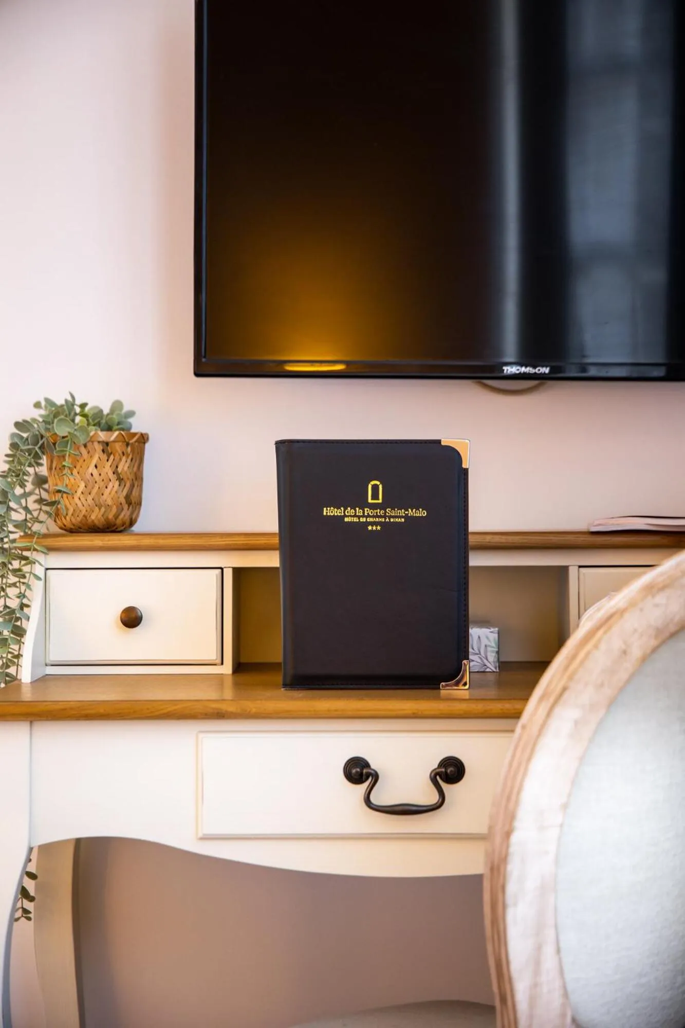 Decorative detail in Demeures & Châteaux - Hôtel de la porte Saint-Malo - DINAN