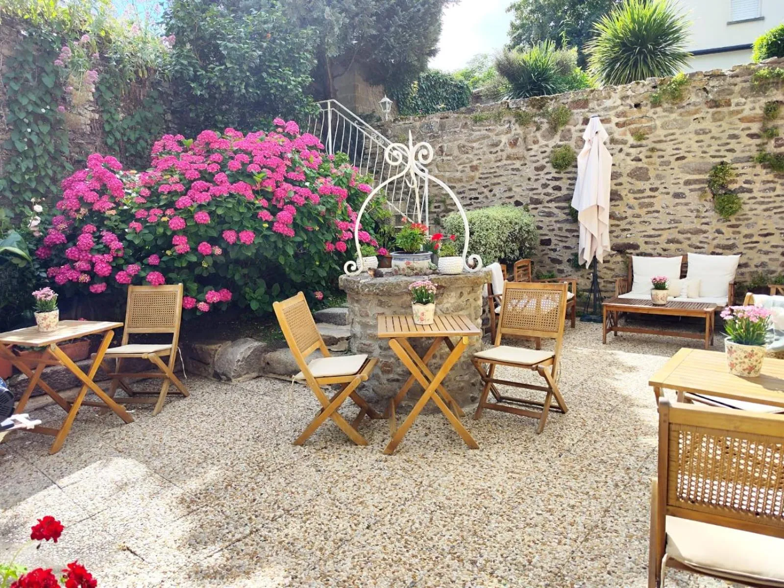 Patio in Demeures & Châteaux - Hôtel de la porte Saint-Malo - DINAN