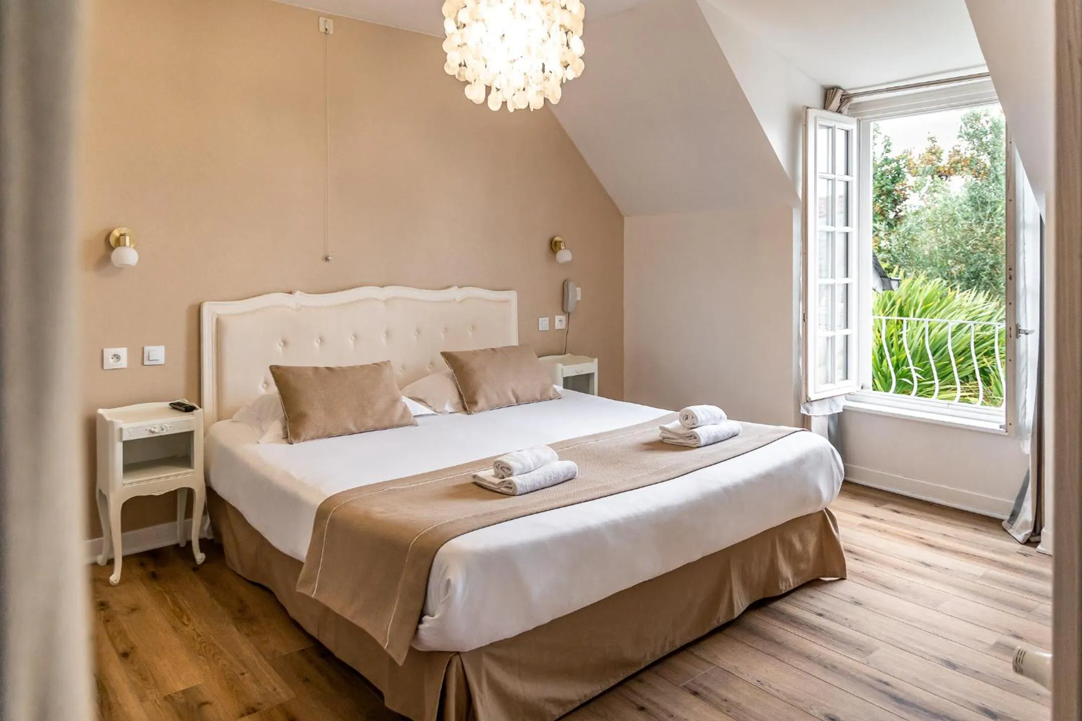 Bedroom, Bed in Demeures & Châteaux - Hôtel de la porte Saint-Malo - DINAN