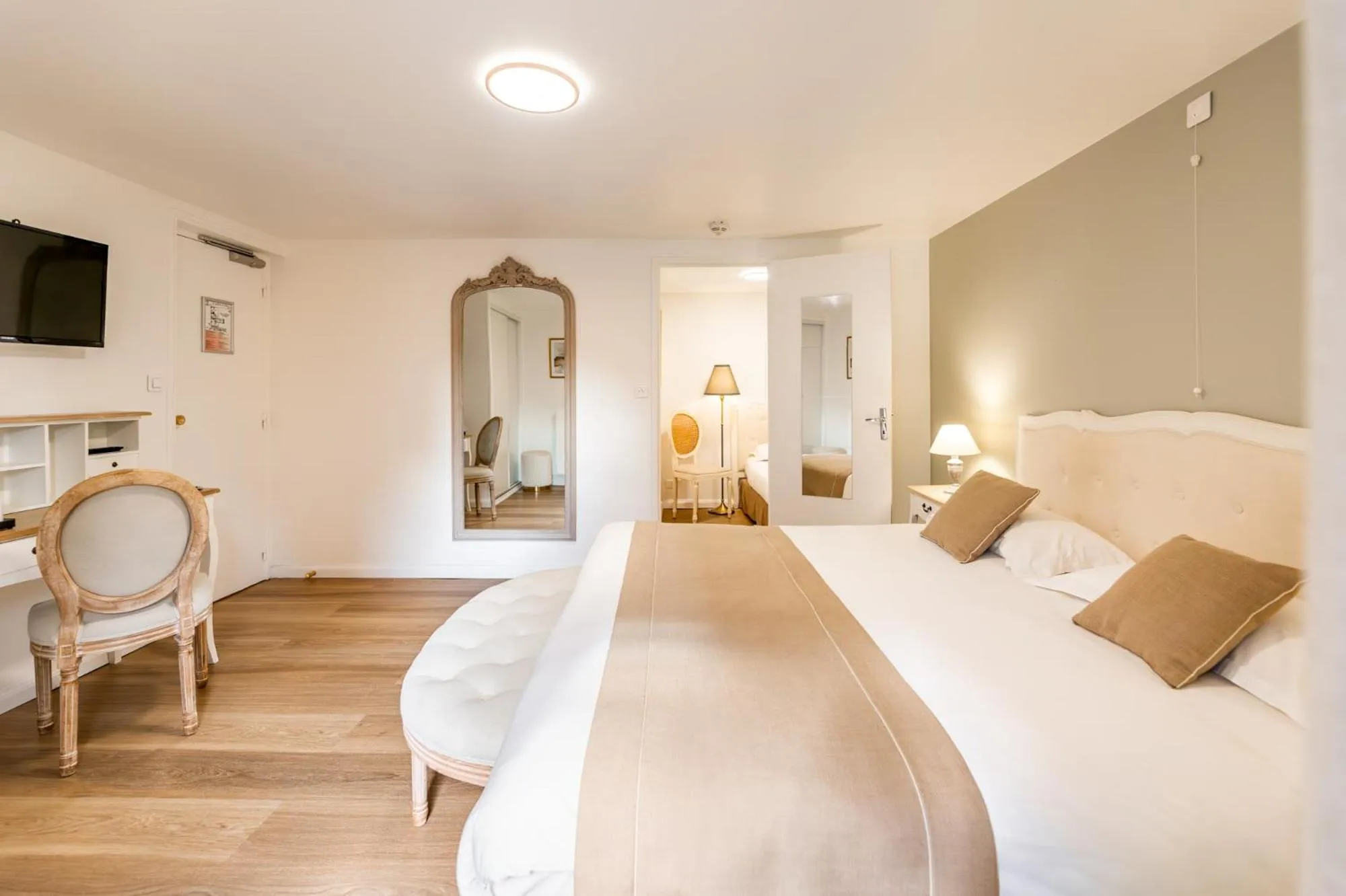 Bed in Demeures & Châteaux - Hôtel de la porte Saint-Malo - DINAN