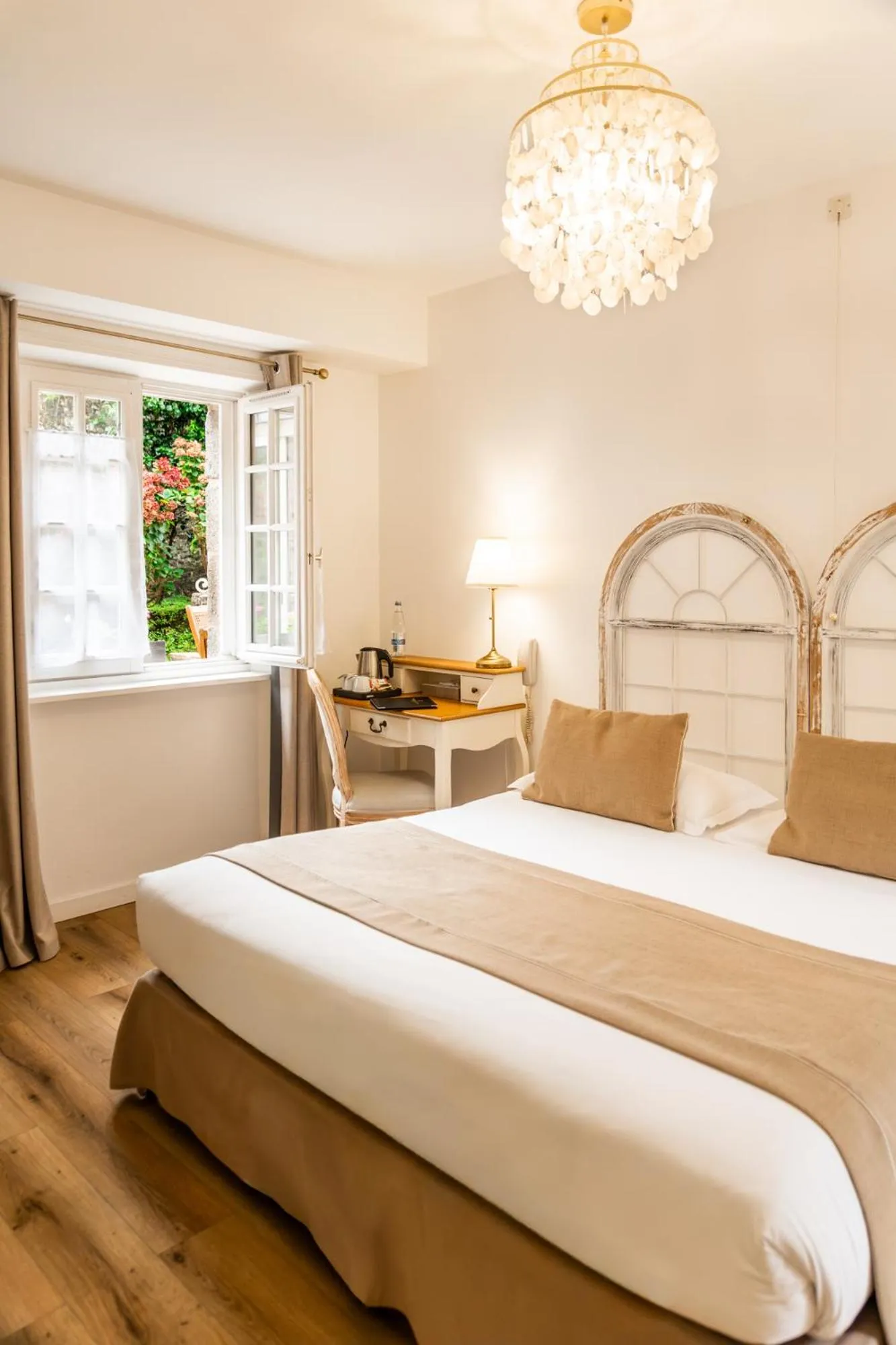 Bed in Demeures & Châteaux - Hôtel de la porte Saint-Malo - DINAN