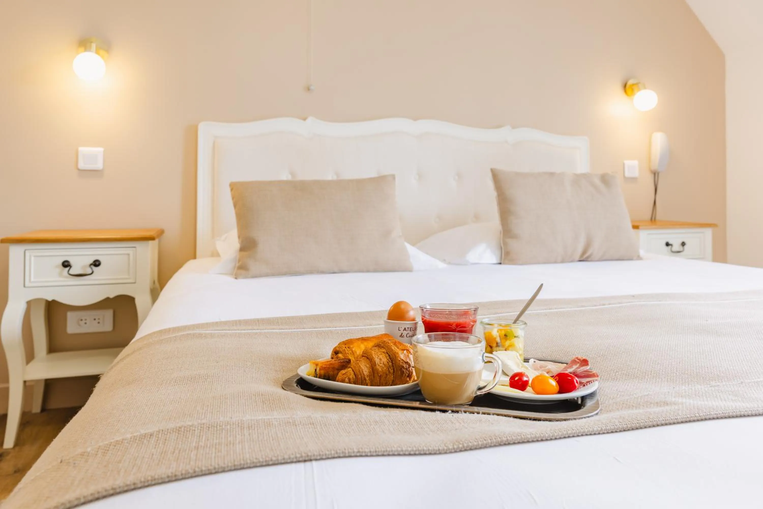 Breakfast, Bed in Demeures & Châteaux - Hôtel de la porte Saint-Malo - DINAN