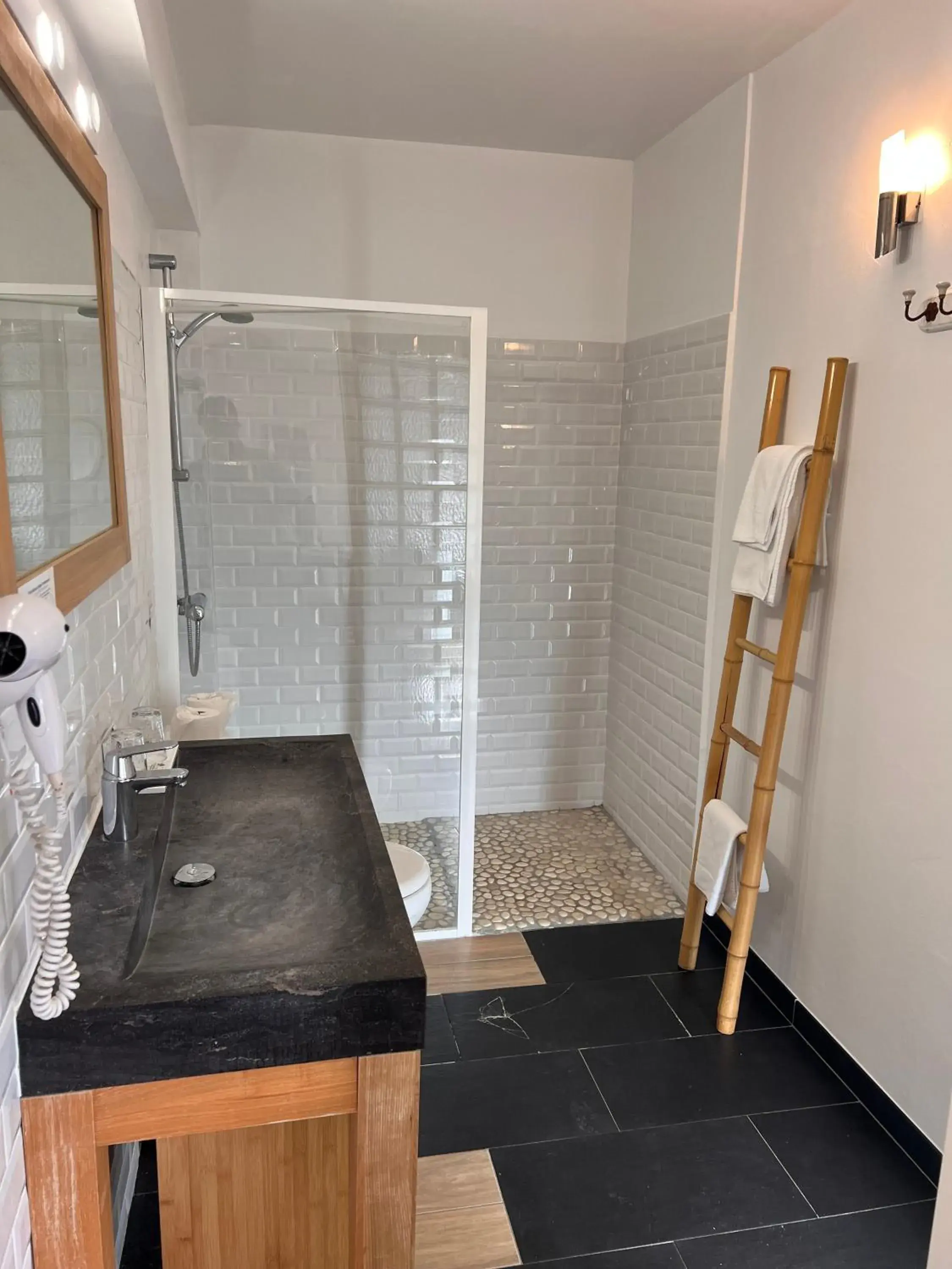 Bathroom in Logis Hôtel Le Manoir Des Portes Bathroom in Logis Hôtel Le Manoir Des Portes