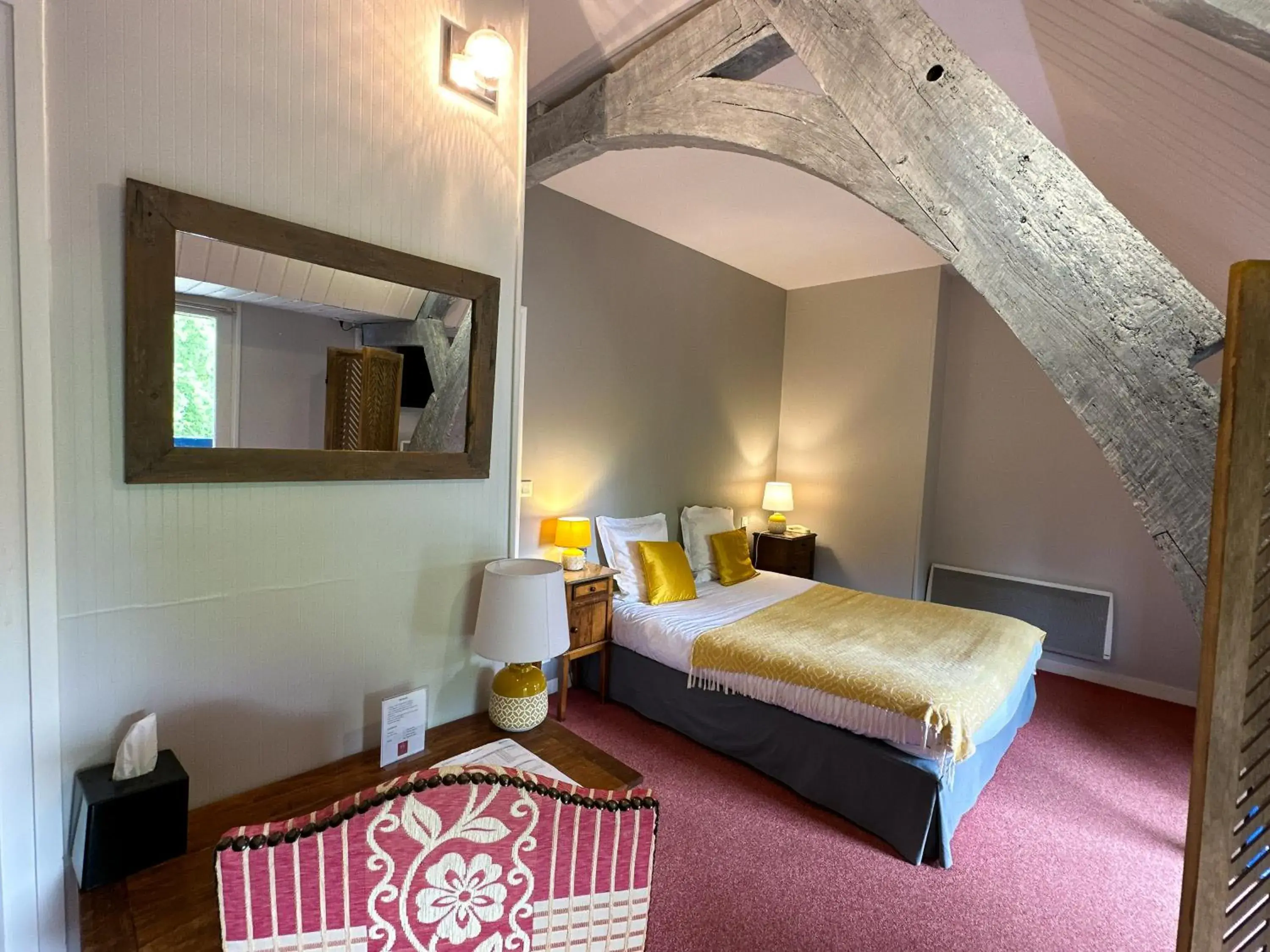 Property building, Bed in Logis Hôtel Le Manoir Des Portes Property building, Bed in Logis Hôtel Le Manoir Des Portes