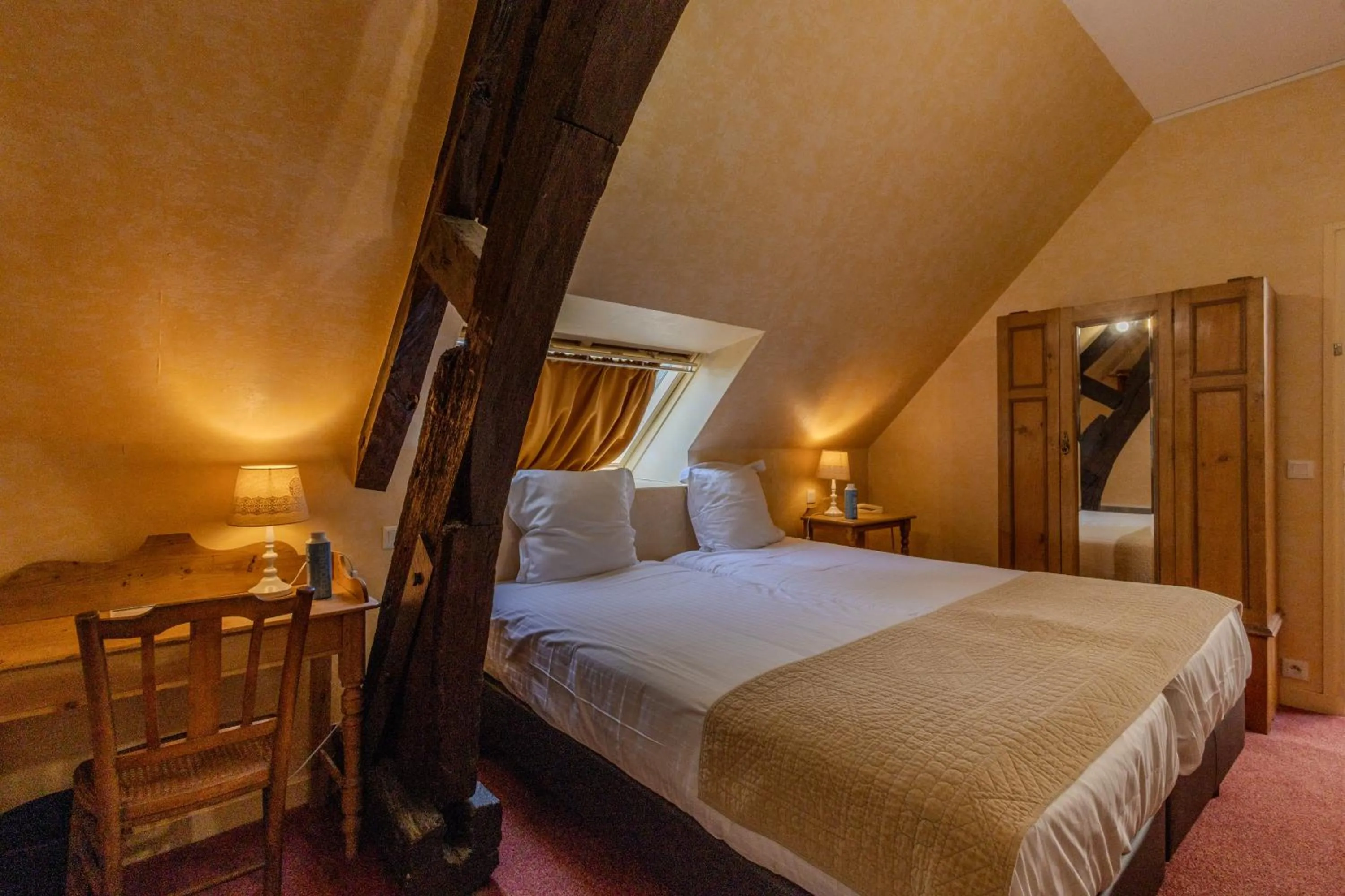 Bed in Logis Hôtel Le Manoir Des Portes