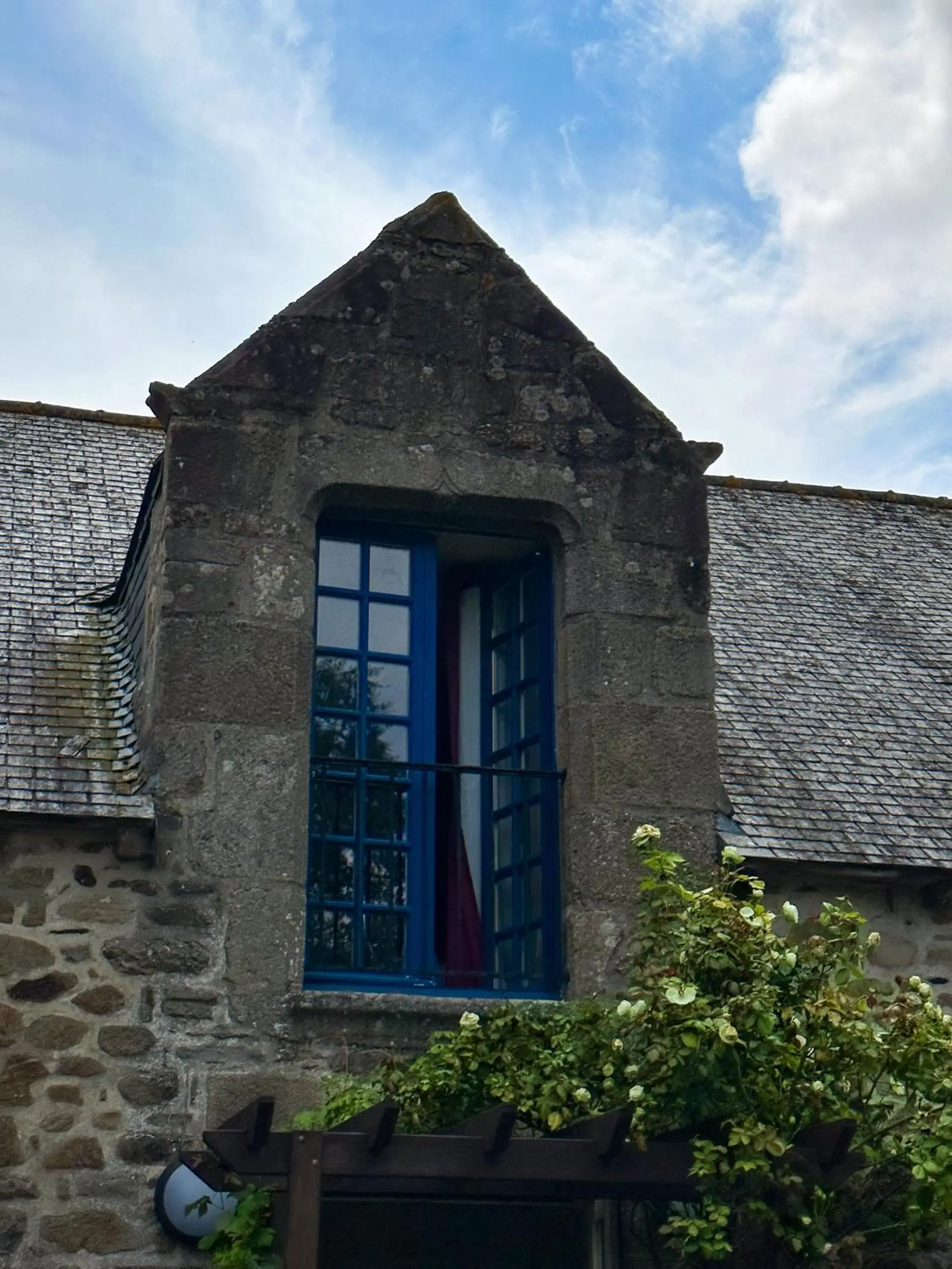 Property building in Logis Hôtel Le Manoir Des Portes Property building in Logis Hôtel Le Manoir Des Portes