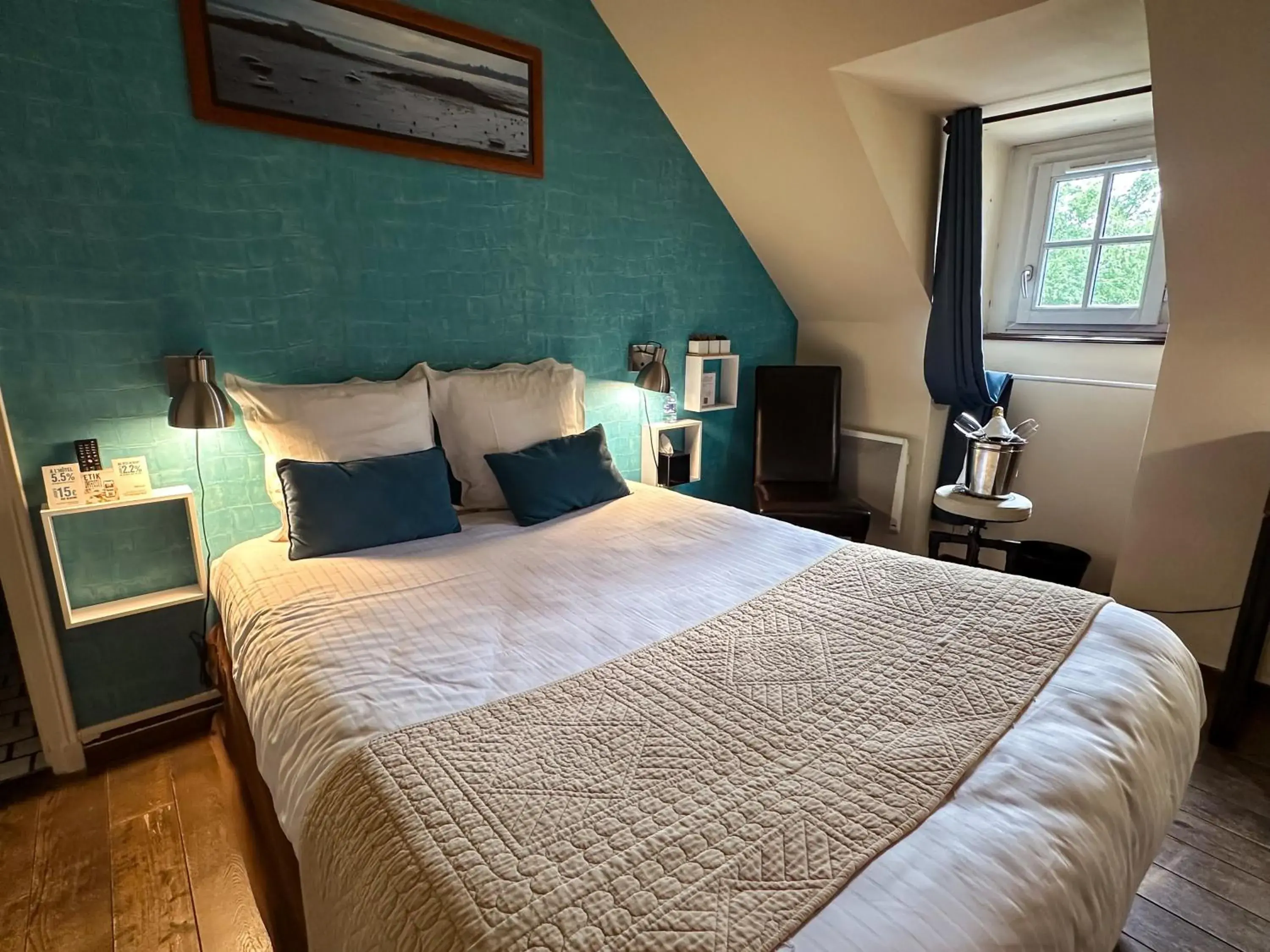 Bedroom, Bed in Logis Hôtel Le Manoir Des Portes Bedroom, Bed in Logis Hôtel Le Manoir Des Portes