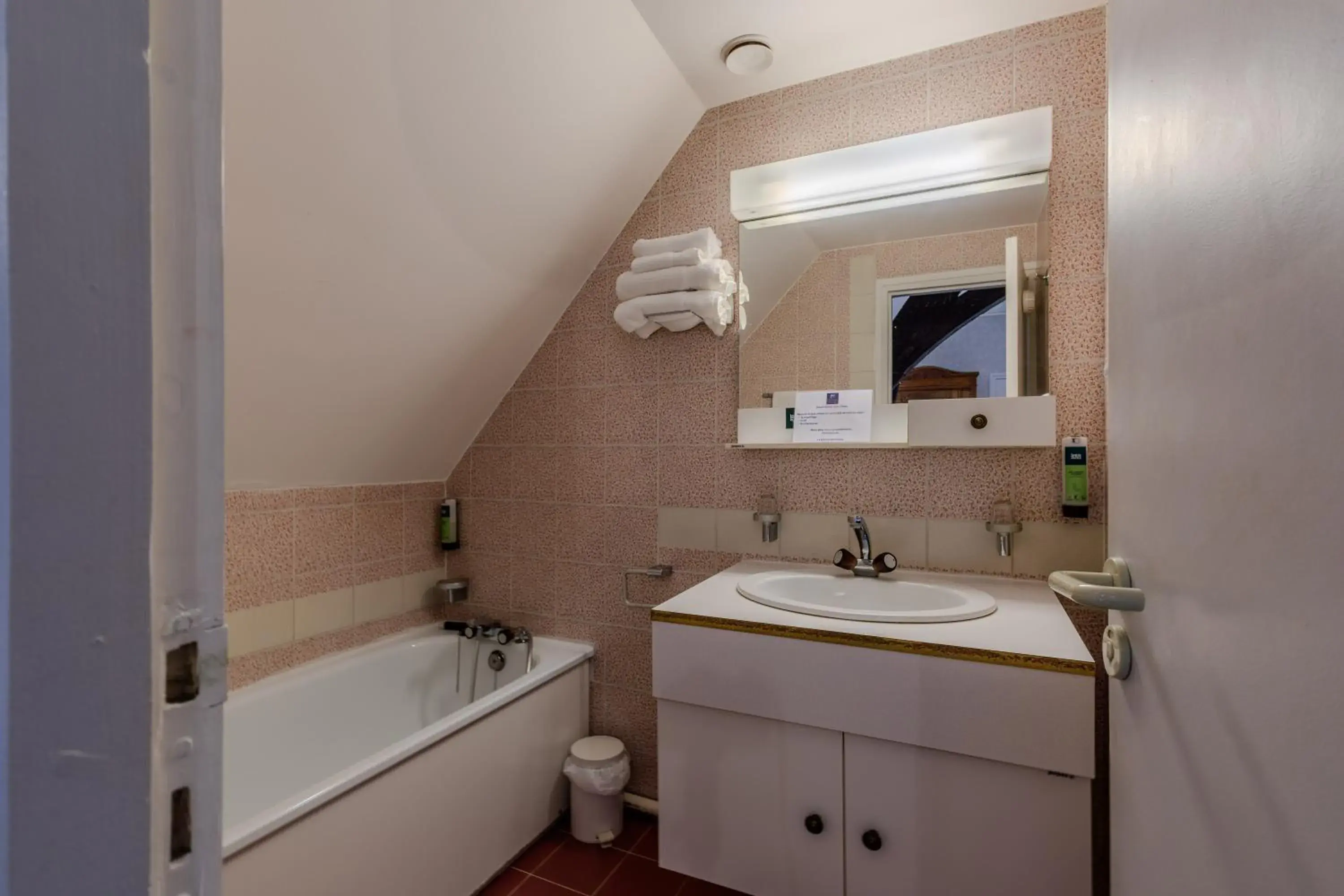 Bathroom in Logis Hôtel Le Manoir Des Portes Bathroom in Logis Hôtel Le Manoir Des Portes