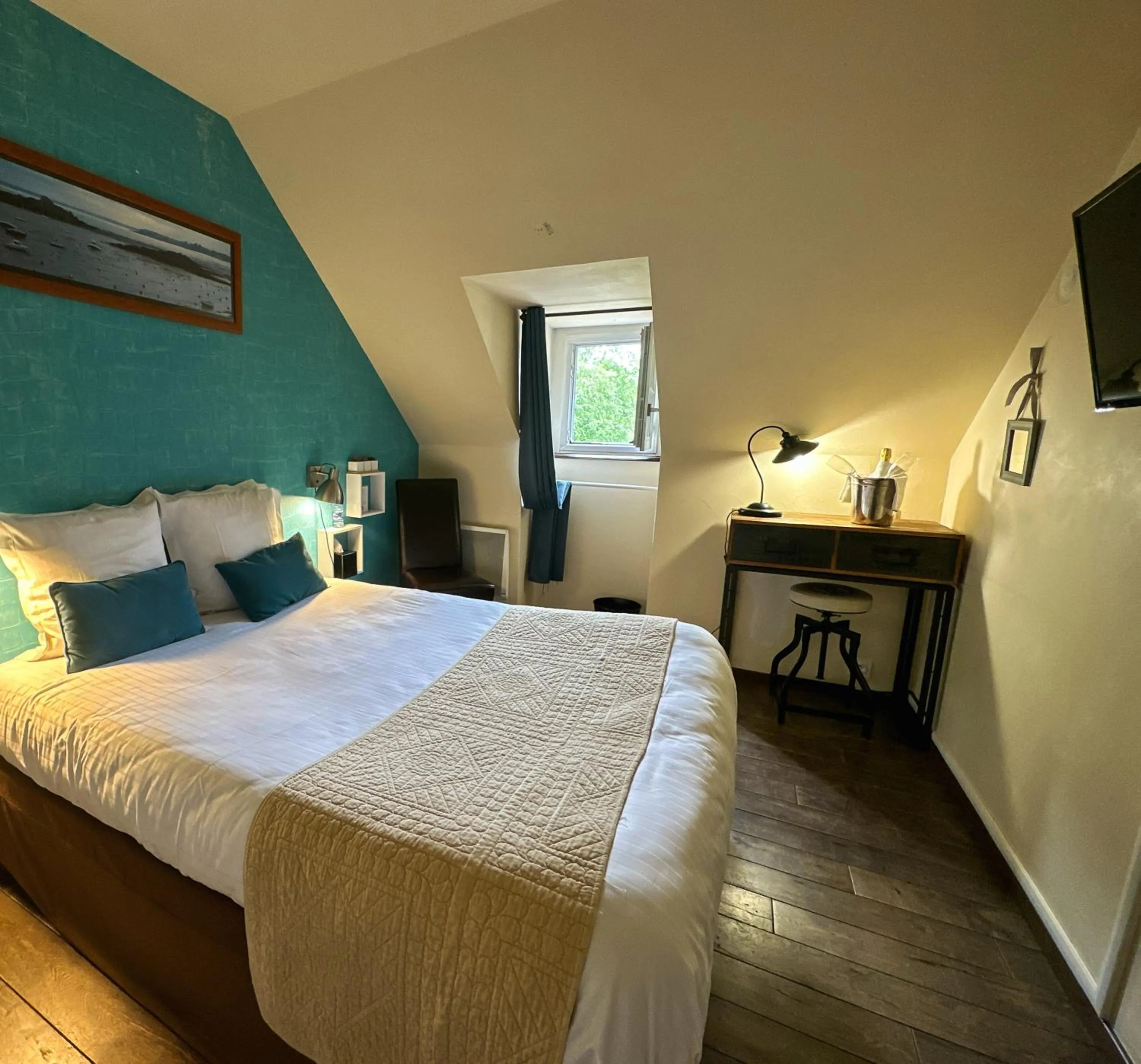 Bedroom, Bed in Logis Hôtel Le Manoir Des Portes