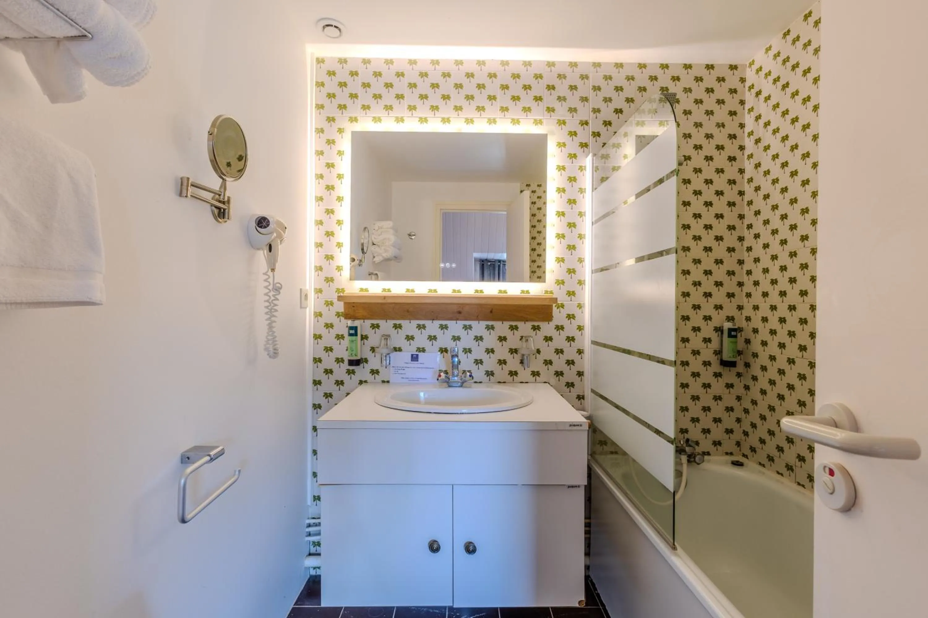 Bathroom in Logis Hôtel Le Manoir Des Portes