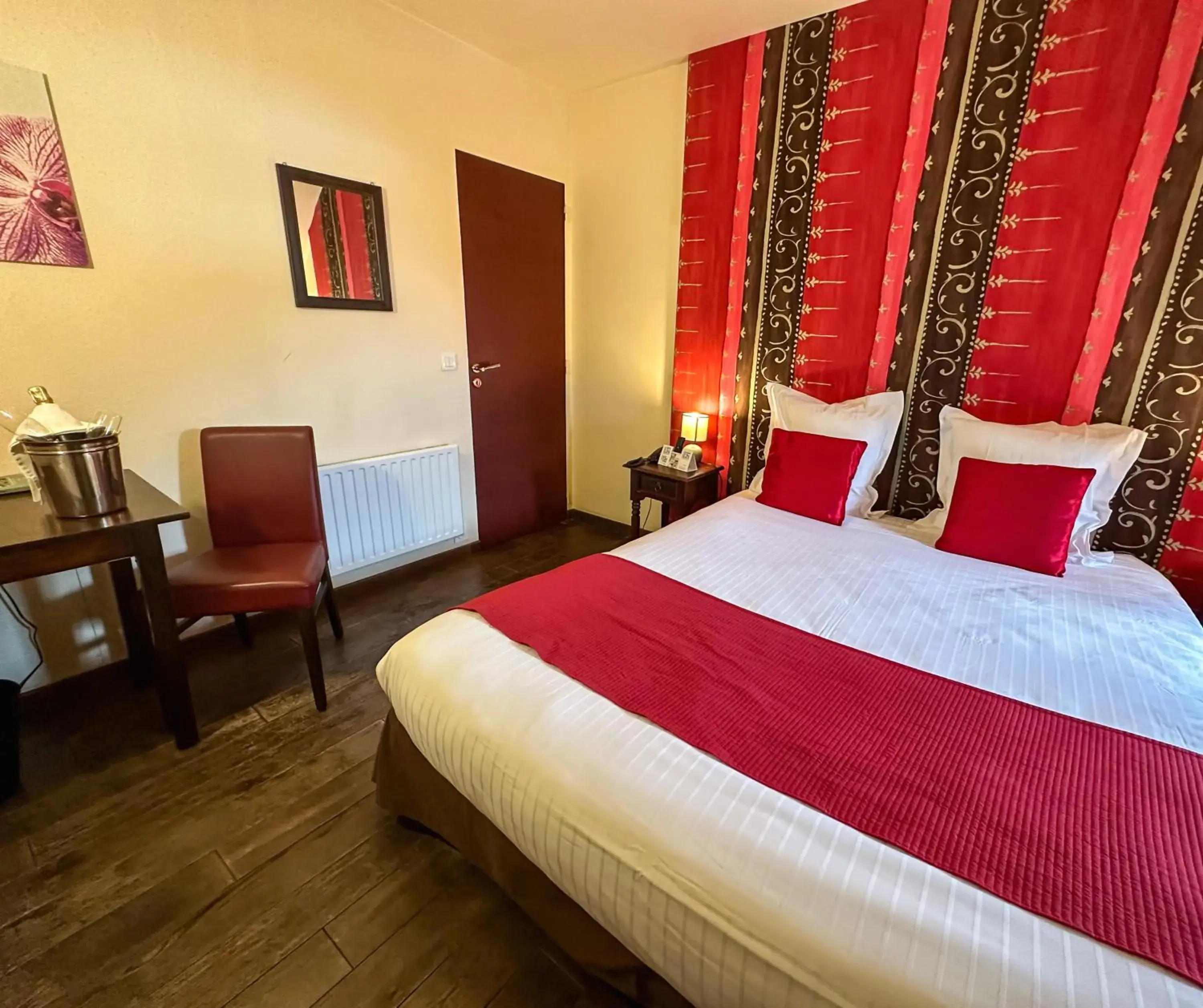 Bedroom, Bed in Logis Hôtel Le Manoir Des Portes Bedroom, Bed in Logis Hôtel Le Manoir Des Portes