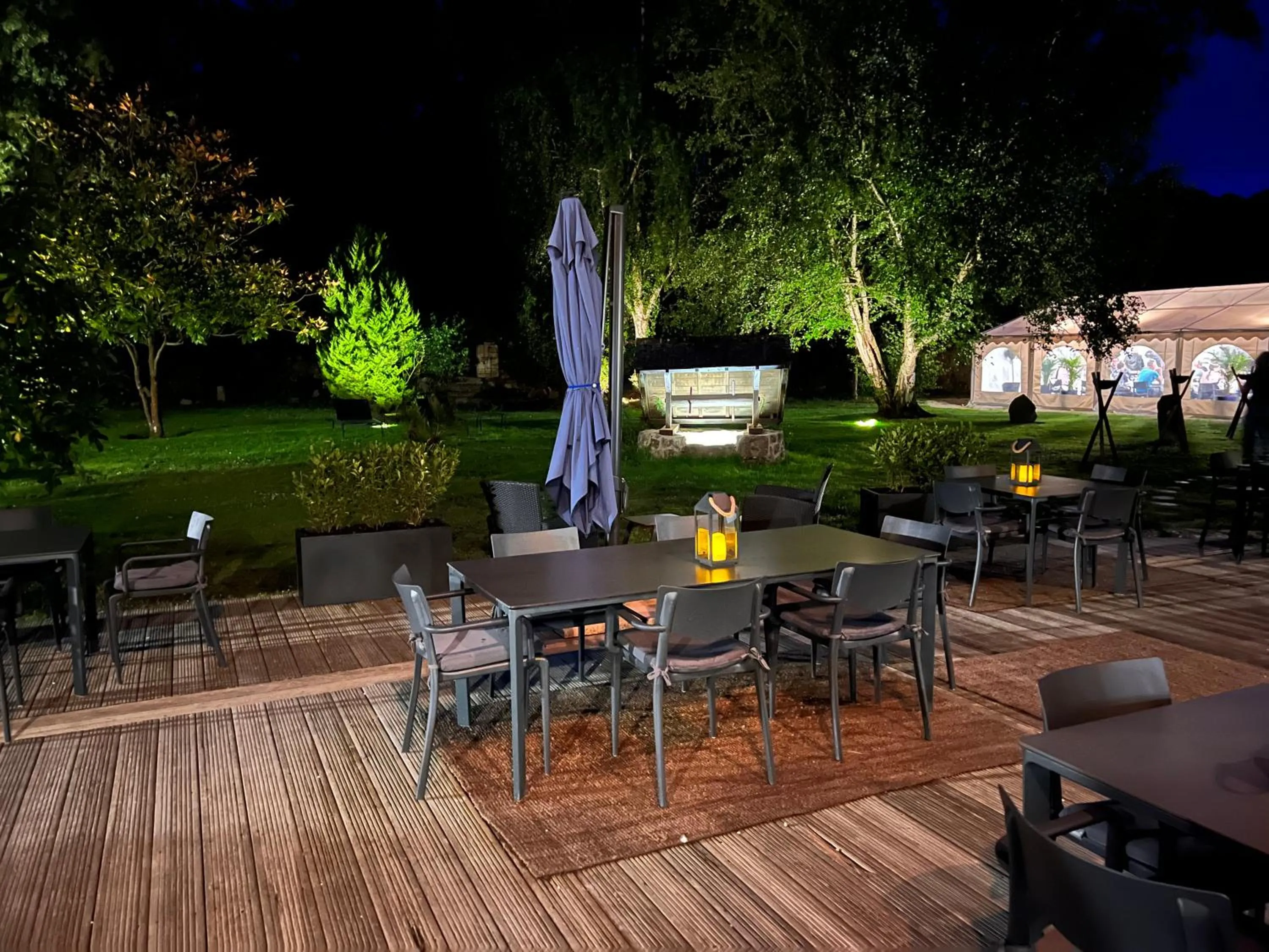 Patio in Logis Hôtel Le Manoir Des Portes