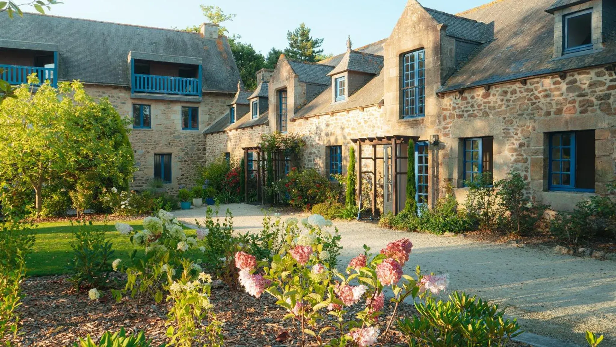 Property building in Logis Hôtel Le Manoir Des Portes Property building in Logis Hôtel Le Manoir Des Portes