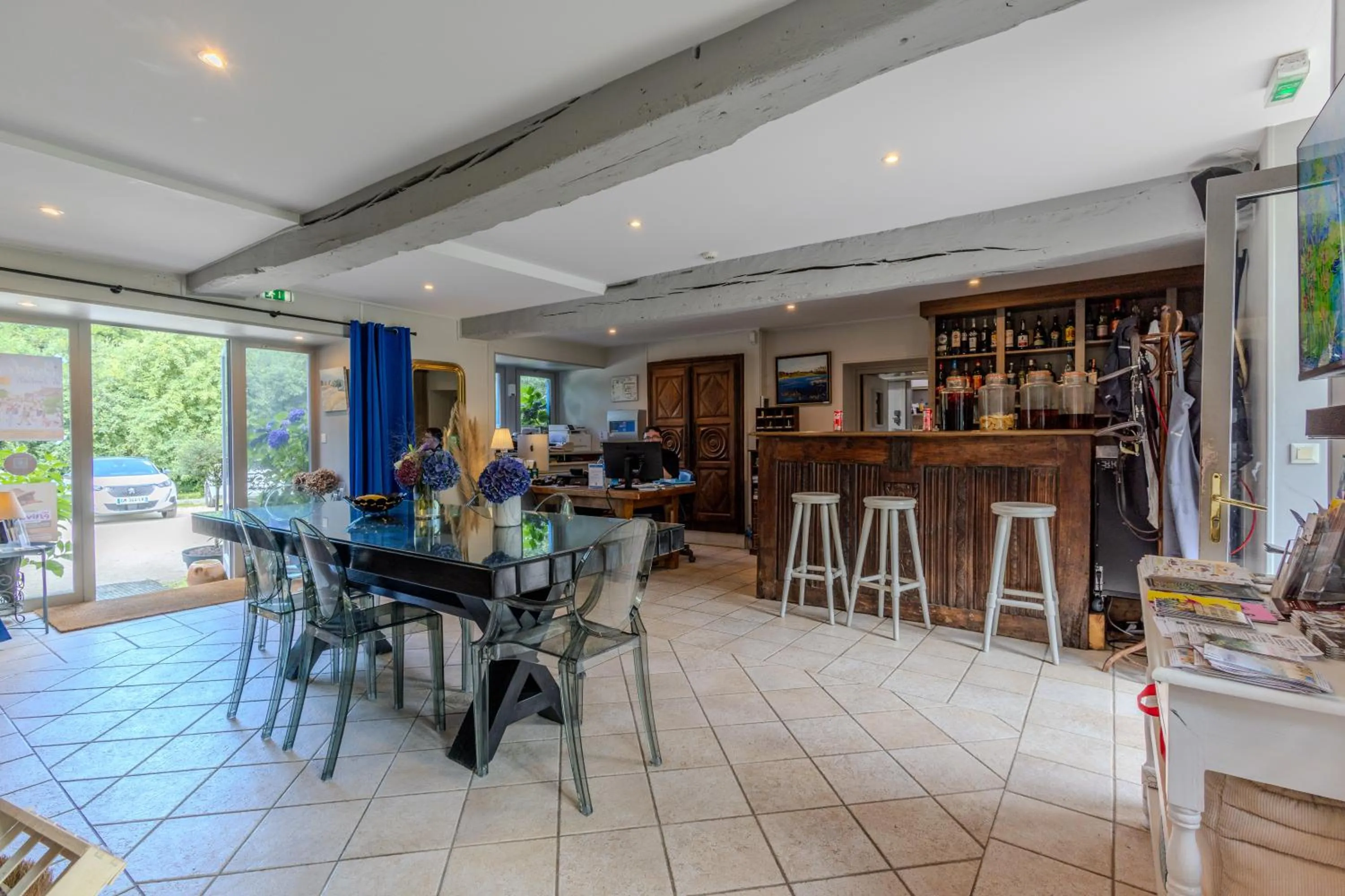 Lobby or reception in Logis Hôtel Le Manoir Des Portes