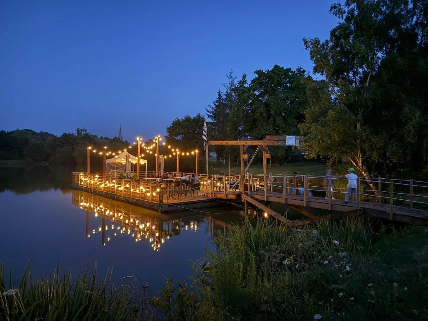 Evening entertainment in Logis Hôtel Le Manoir Des Portes