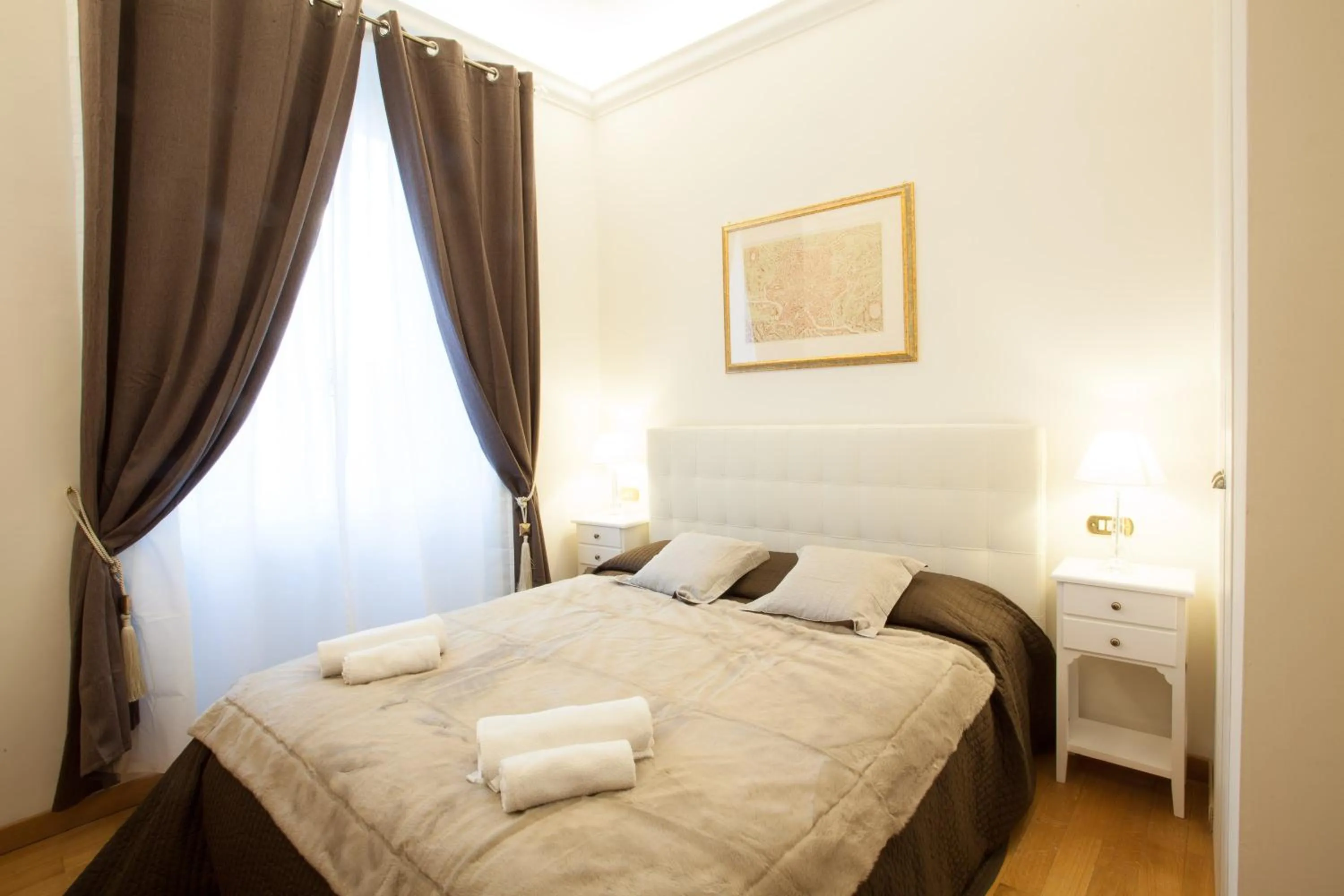 Photo of the whole room, Bed in InnsideRome