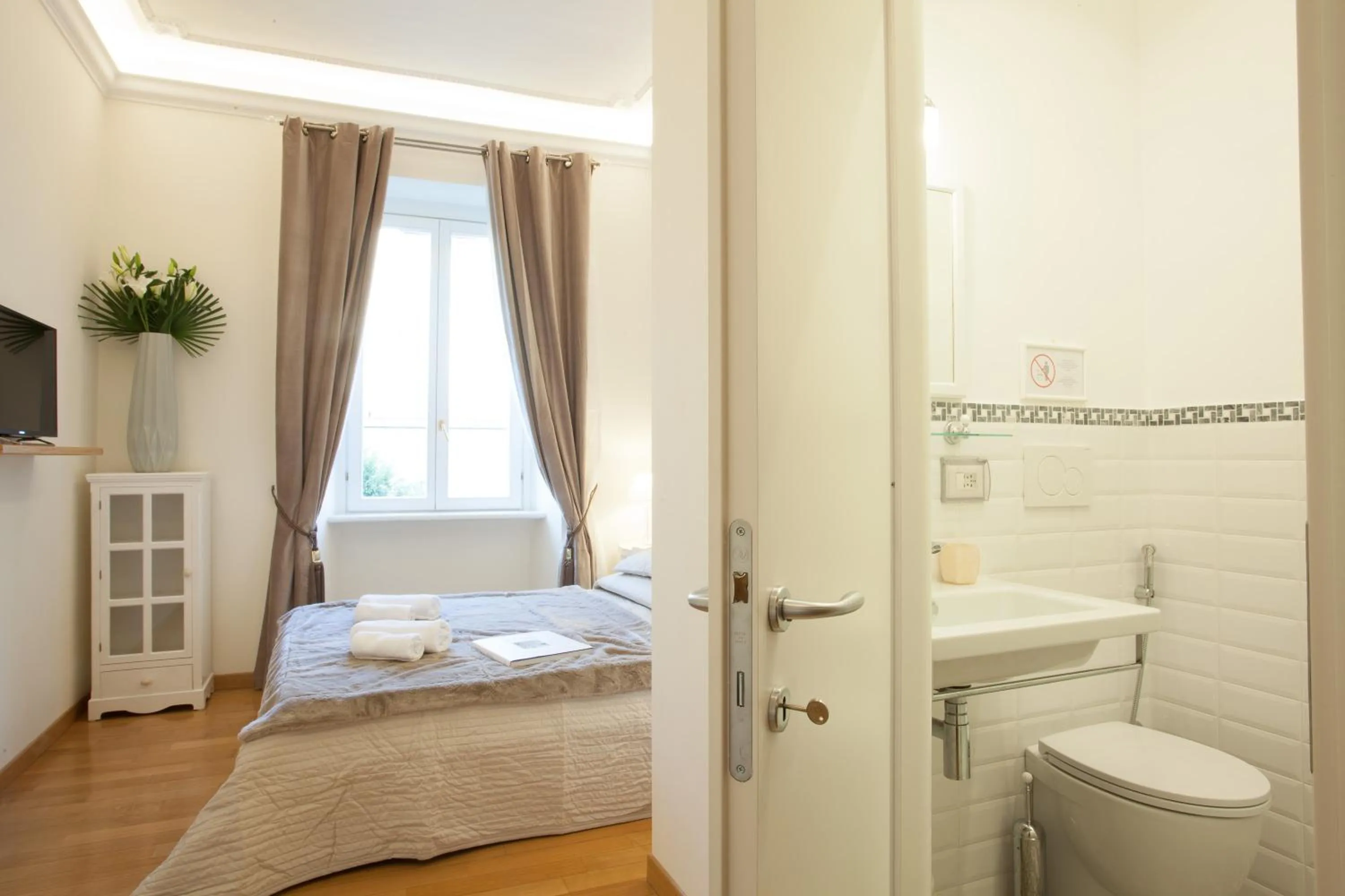 Photo of the whole room, Bed in InnsideRome