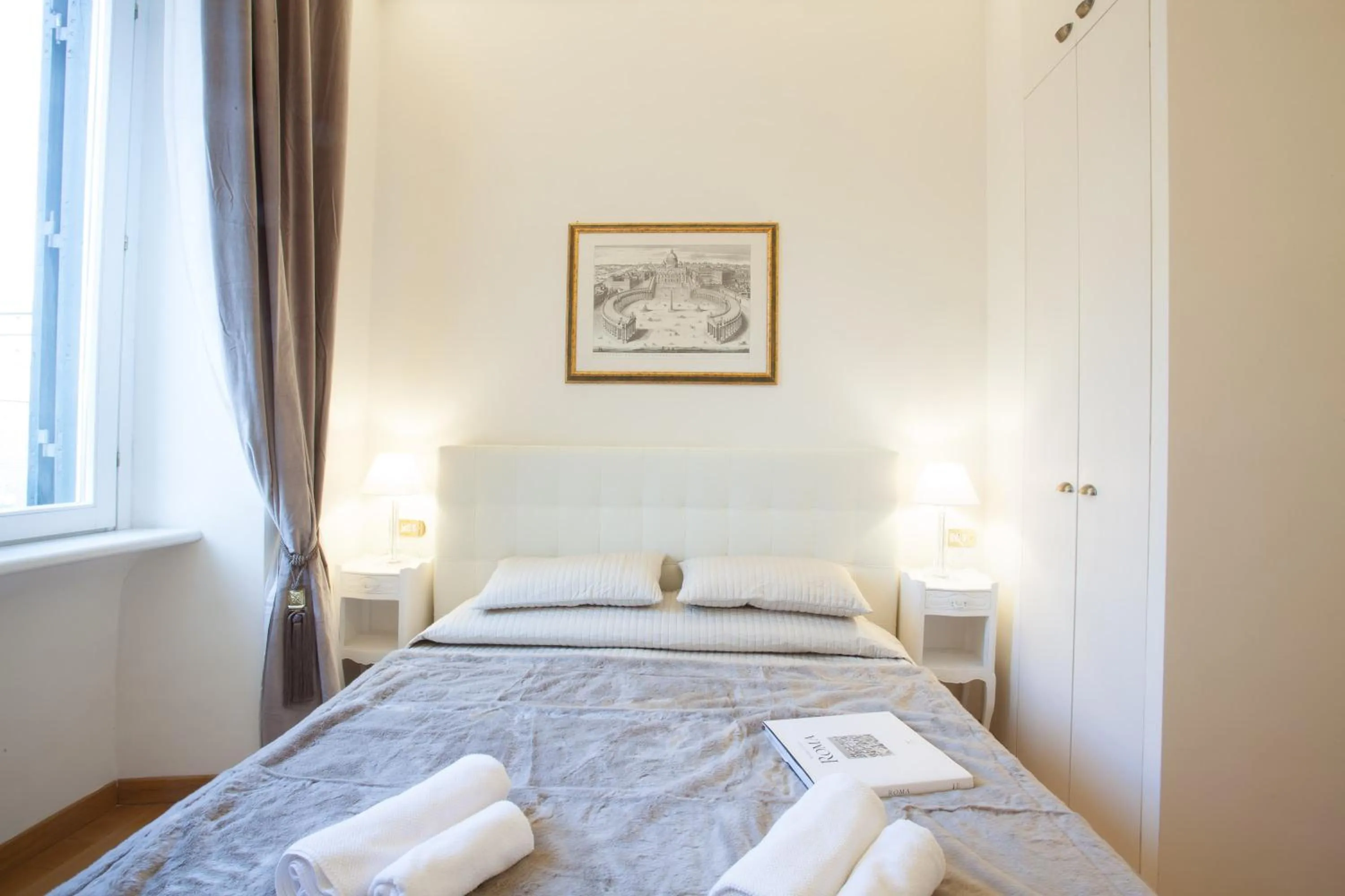 Photo of the whole room, Bed in InnsideRome